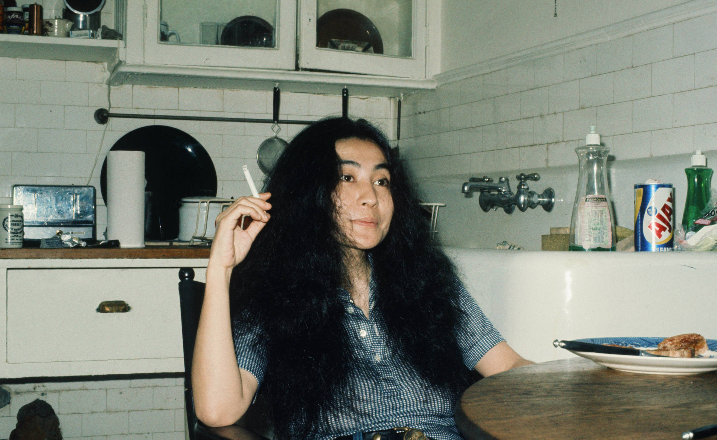 (MANDATORY CREDIT Koh Hasebe/Shinko Music/Getty Images) Yoko Ono in kitchen of an apartment during an interview in New Yor...