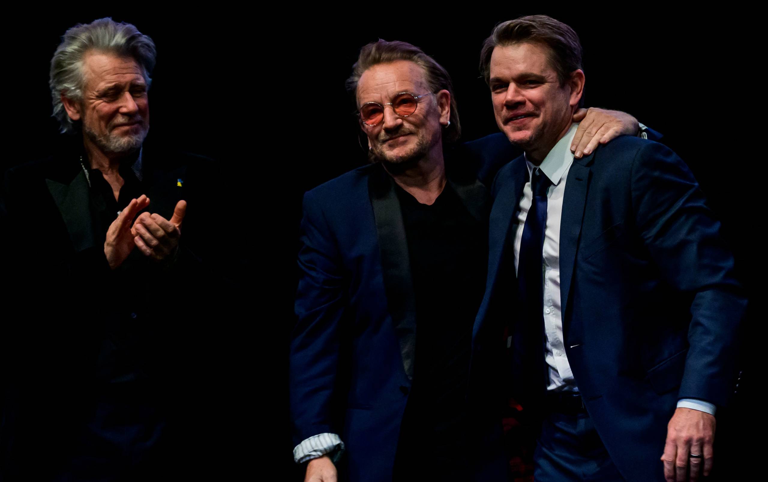 Matt Damon und Bono zusammen mit Adam Clayton bei der Berlinale 2023. (Photo by John MACDOUGALL / AFP) (Photo by JOHN MACD...