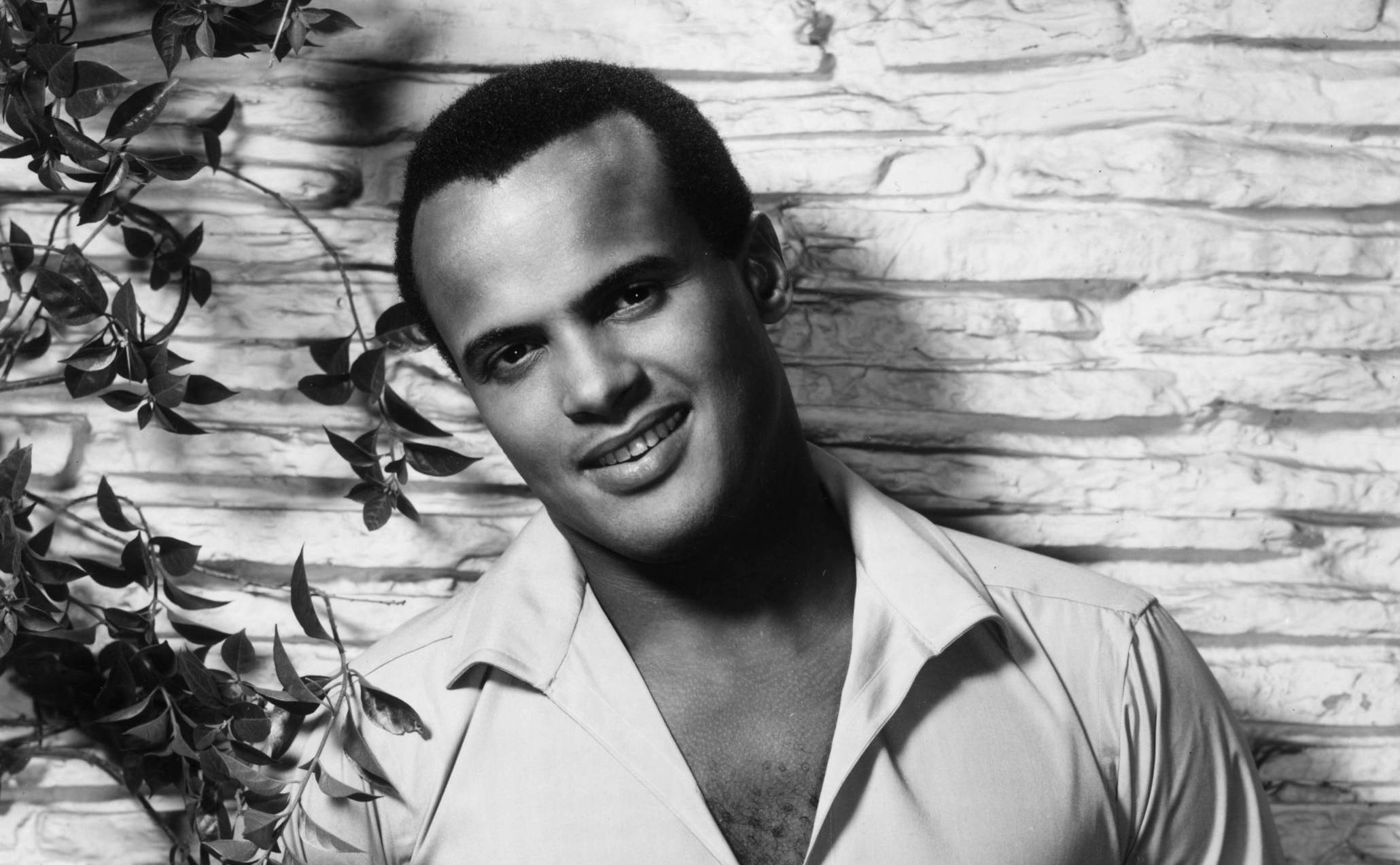 circa 1955:  American actor and singer Harry Belafonte wearing an open-cut shirt.  (Photo by Hulton Archive/Getty Images)