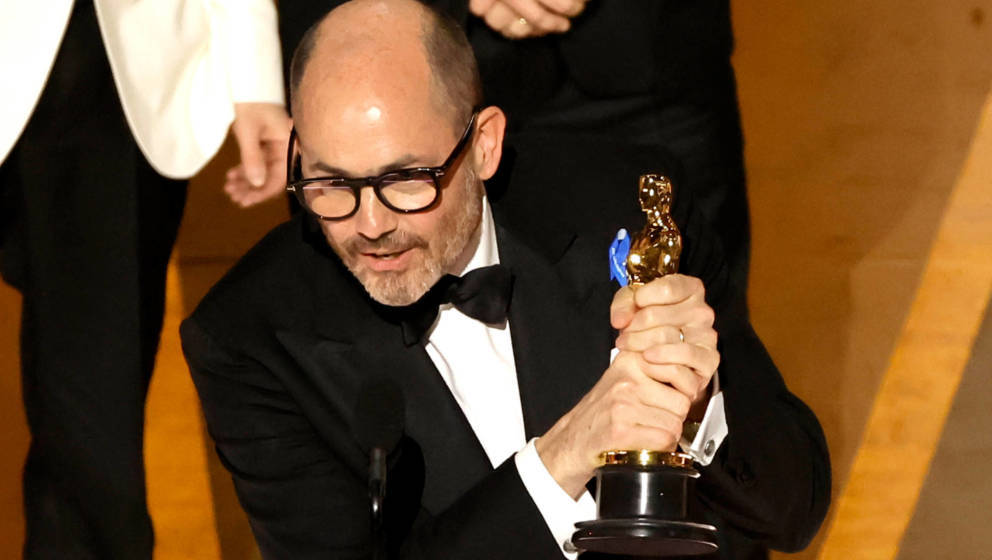 Edward Berger nimmt den Oscar in Empfang