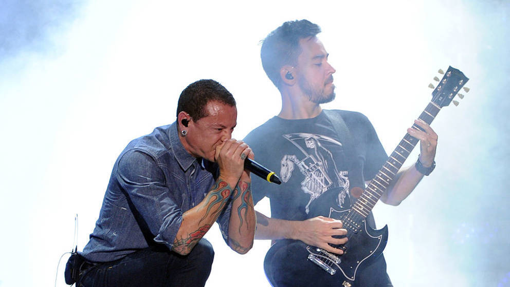 SAN DIEGO, CA - JULY 24:  Singer Chester Bennington (L) and musician Mike Shinoda of Linkin Park perform onstage during the M