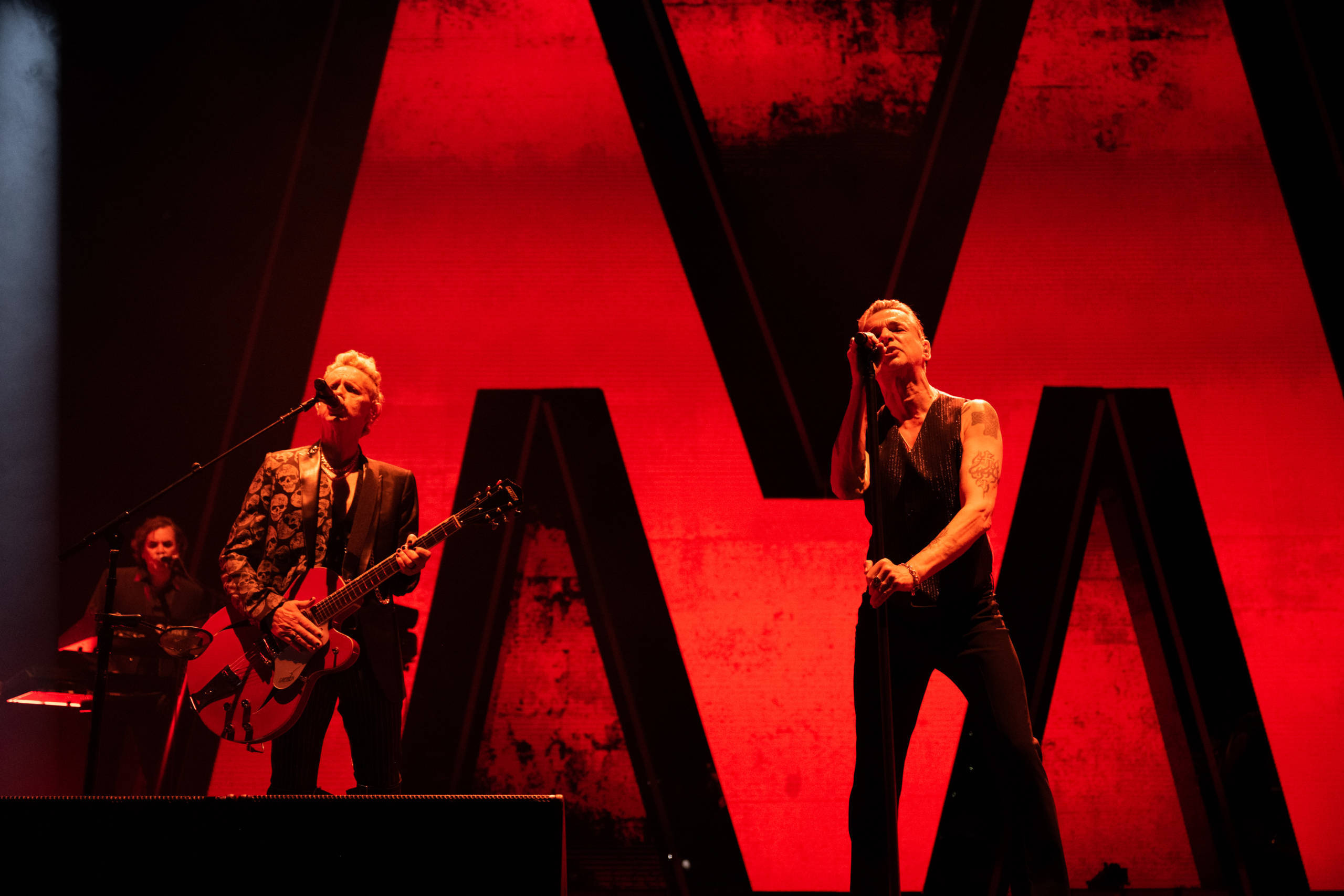 INGLEWOOD, CALIFORNIA - MARCH 28: (L-R) Singers Martin Gore and Dave Gahan of Depeche Mode perform onstage during the 'Mem...