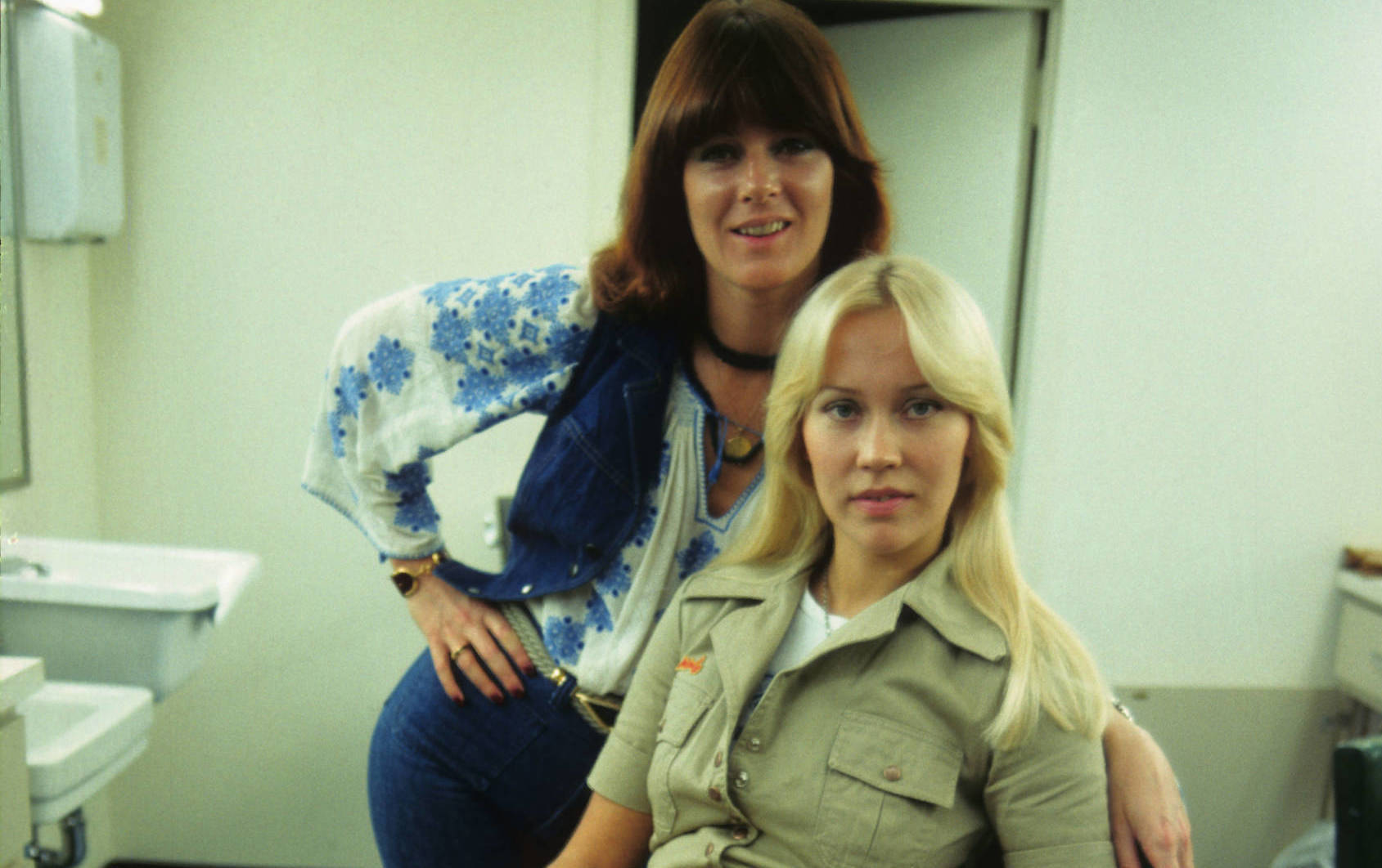 NEW YORK - 15th NOVEMBER:  Photo of ABBA and Anni-Frid LYNGSTAD and Agnetha FALTSKOG; Backstage, posed L - R: Anni-Frid Ly...