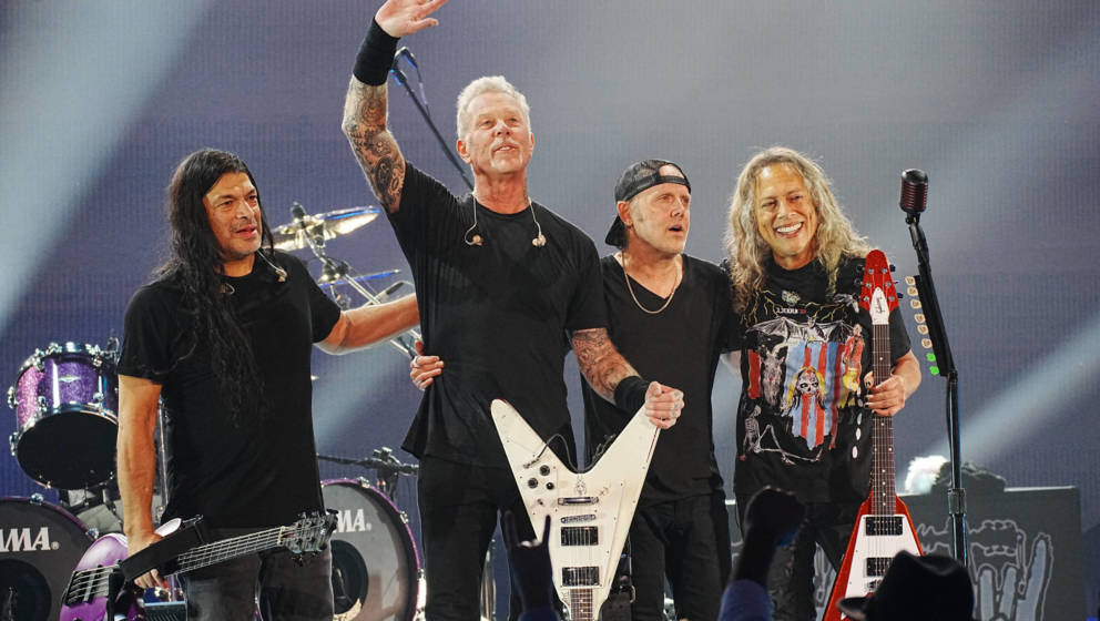 Metallica auf der Bühne nach ihrem Auftritt beim „Helping-Hands-Concert“ am 16. Dezember 2022 in Los Angeles.