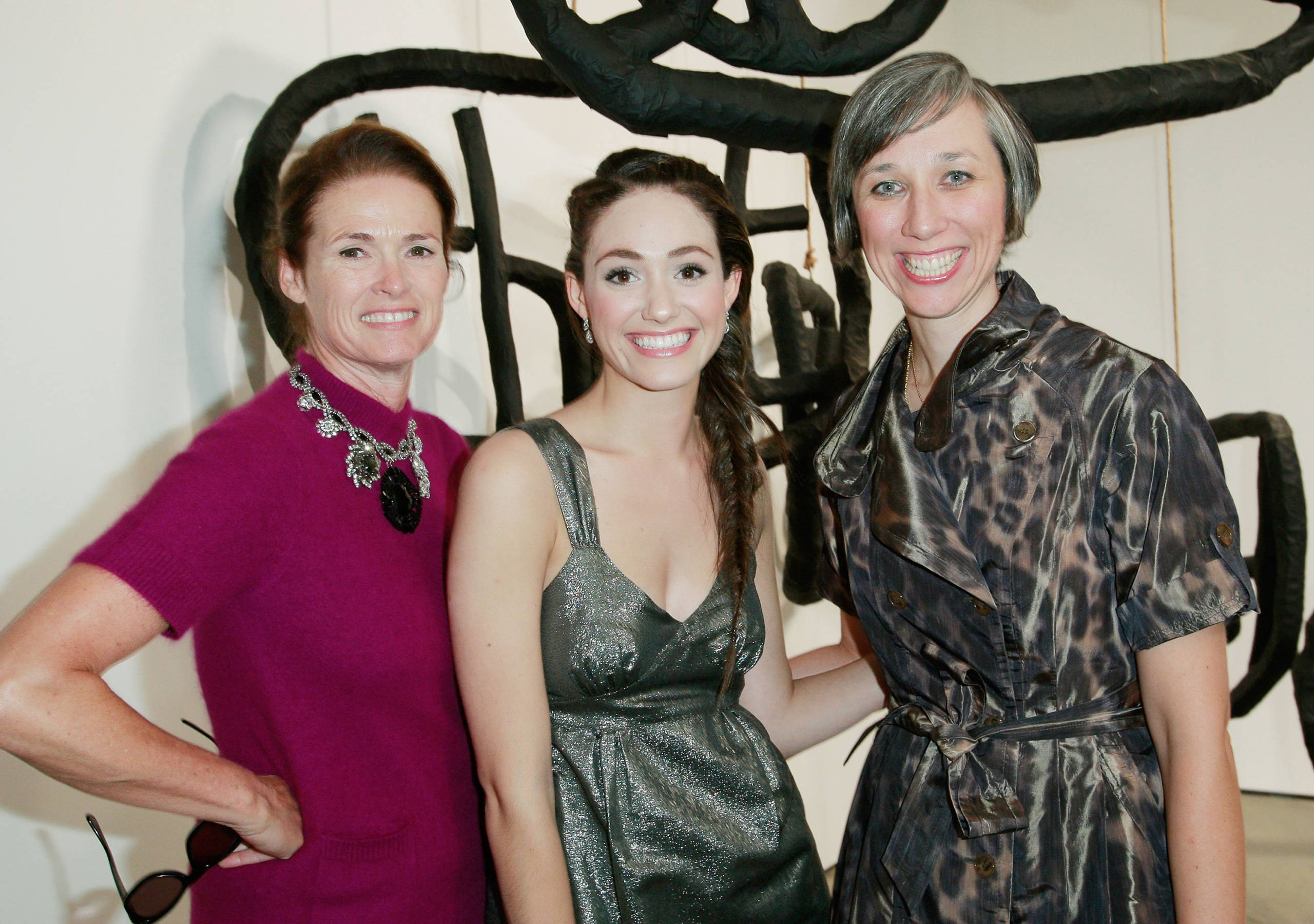 „Vogue“-Redakteurin Lisa Love (L) mit Emmy Rossum (C) und Grant bei deren Ausstellung 'Some Paintings' 2008 in Los Ang...