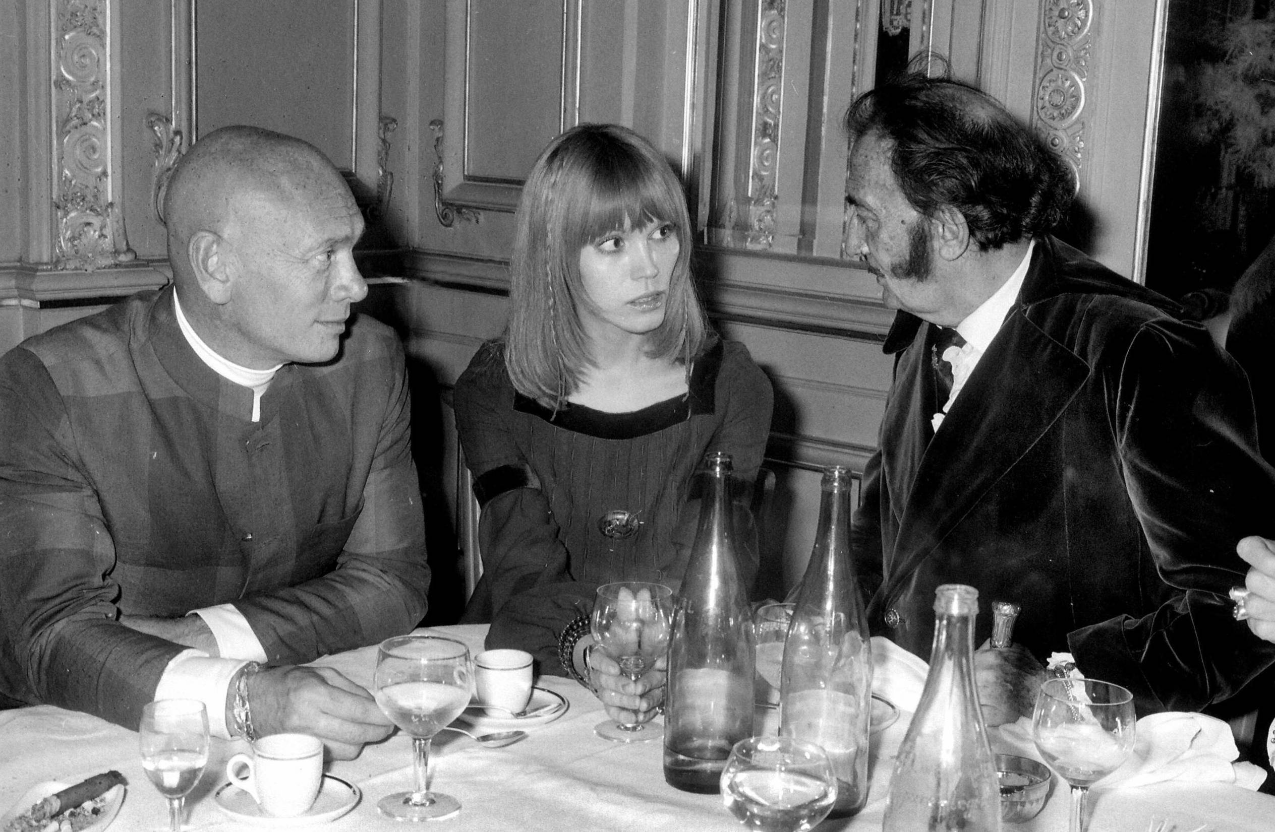 UNSPECIFIED - CIRCA 1950:  Amanda Lear with Salvador Dali (1904-1989), Spanish painter and Yul Brynner (1915-1985), Americ...