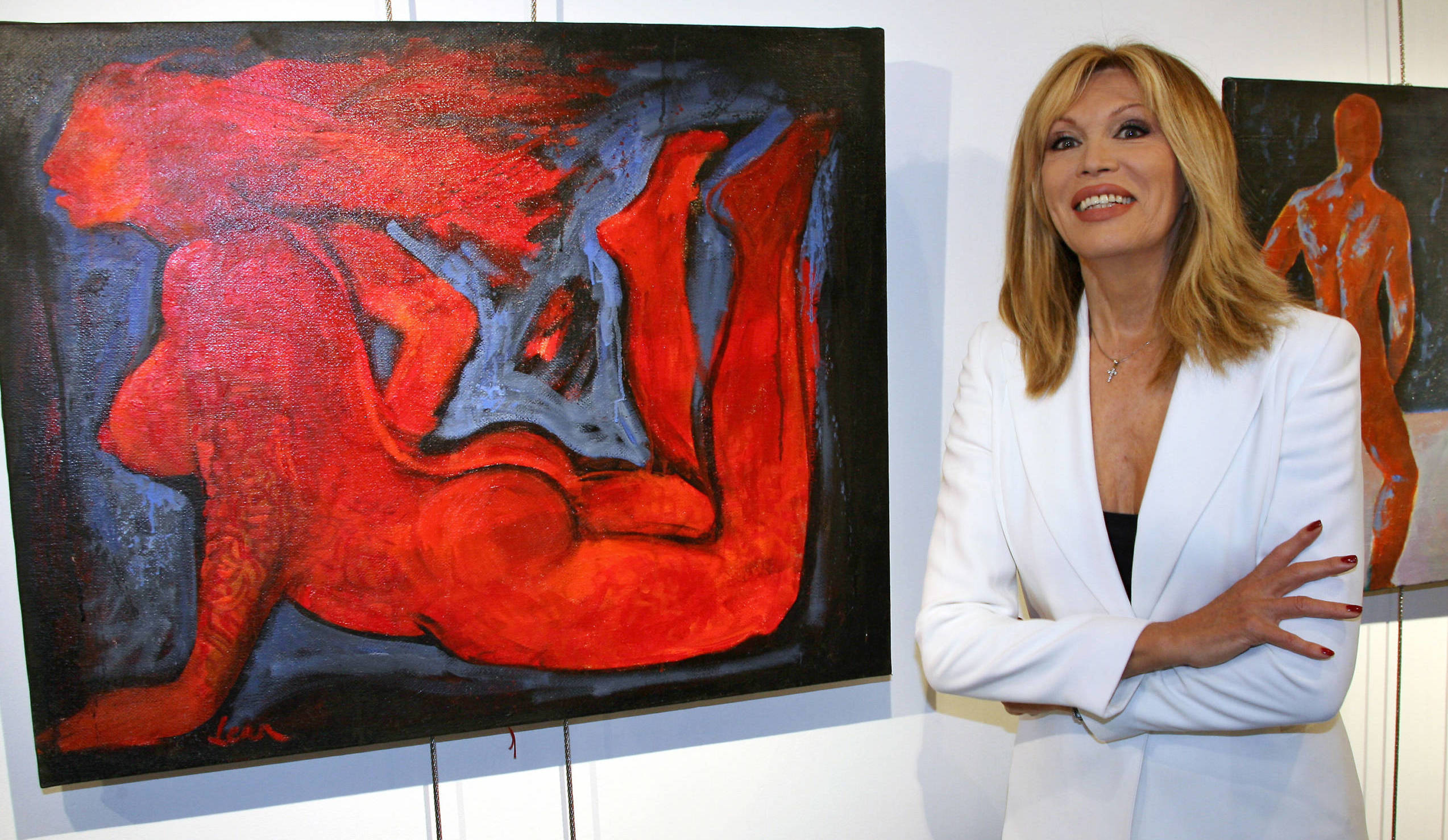 L'artiste et ancienne égérie de Salvador Dali Amanda Lear pose au côté d'une de ses oeuvres, le 28 septembre 2006 dans...