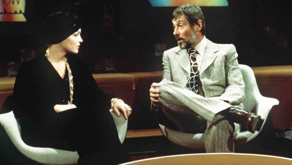 Der Moderator Dietmar Schönherr mit Romy Schneider während der Talkshow «Je später der Abend» am 30. Oktober 1974. Am 18