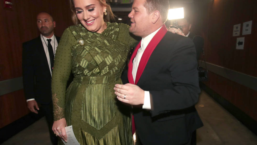 Adele und Moderator James Corden bei den 59. „GRAMMY Awards“ im STAPLES Center am 12. Februar 2017 in Los Angeles.