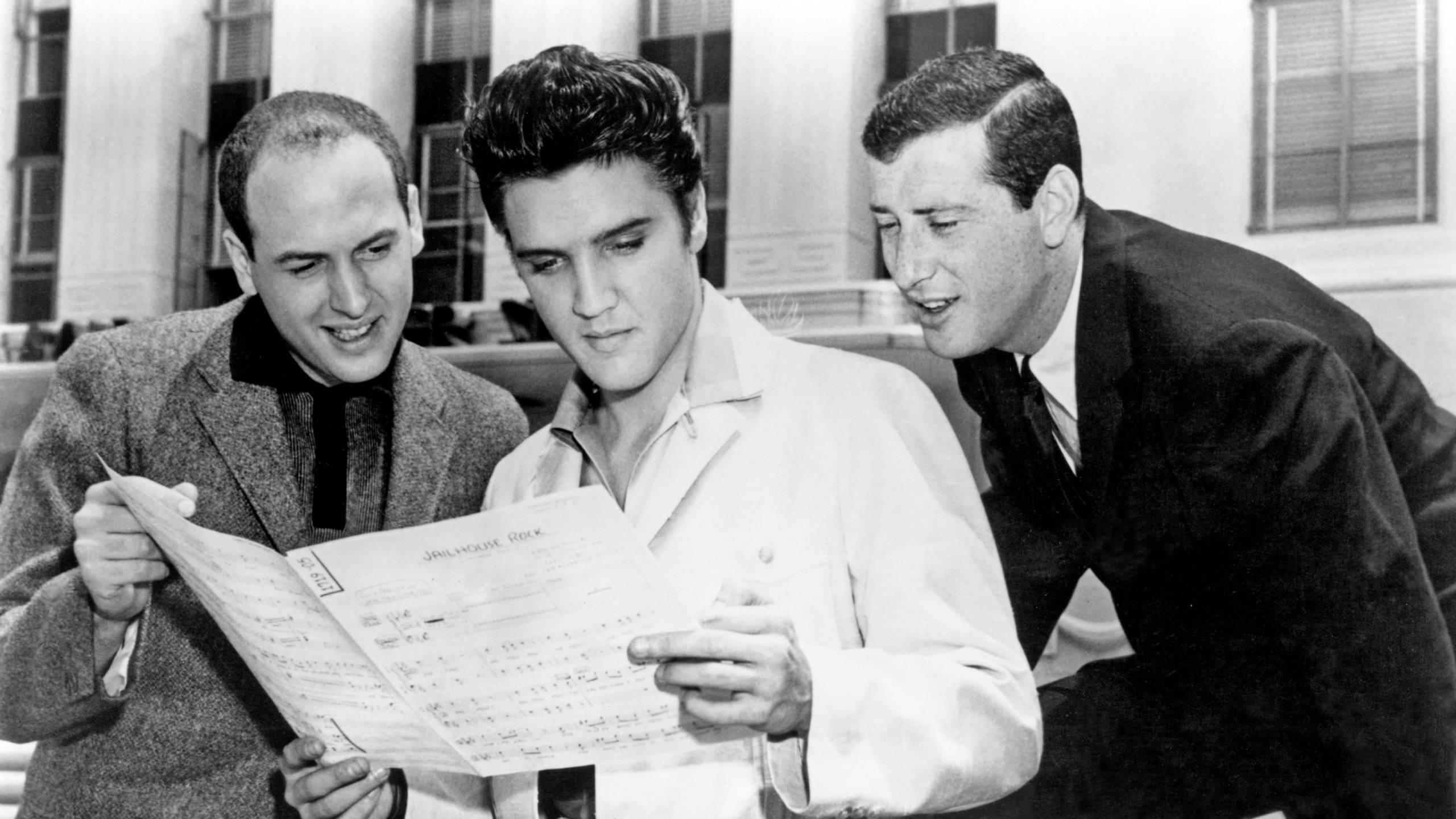 Jerry Leiber und Mike Stoller mit Elvis Presley