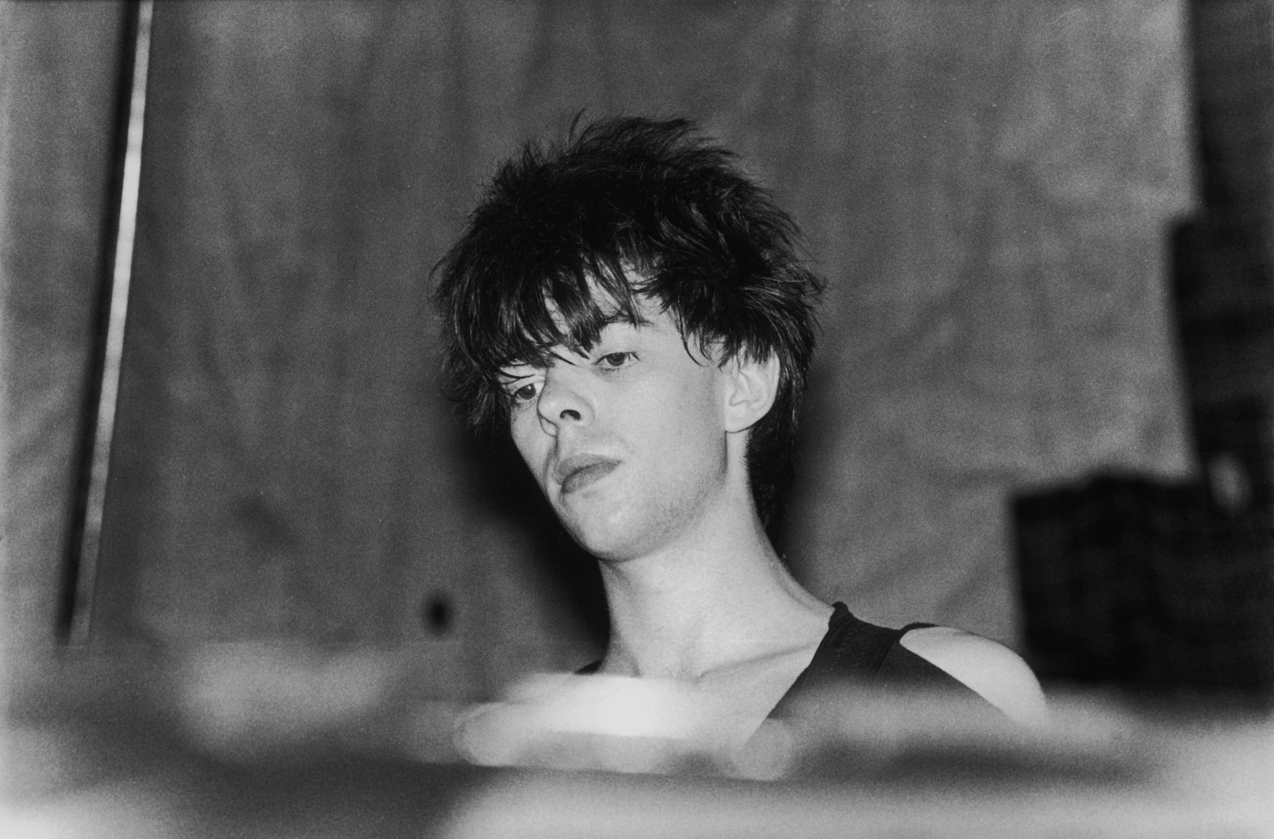Ian McCulloch, lead singer of Liverpool post-punk group Echo and the Bunnymen, 1982. (Photo by Leon Morris/Hulton Archive/...