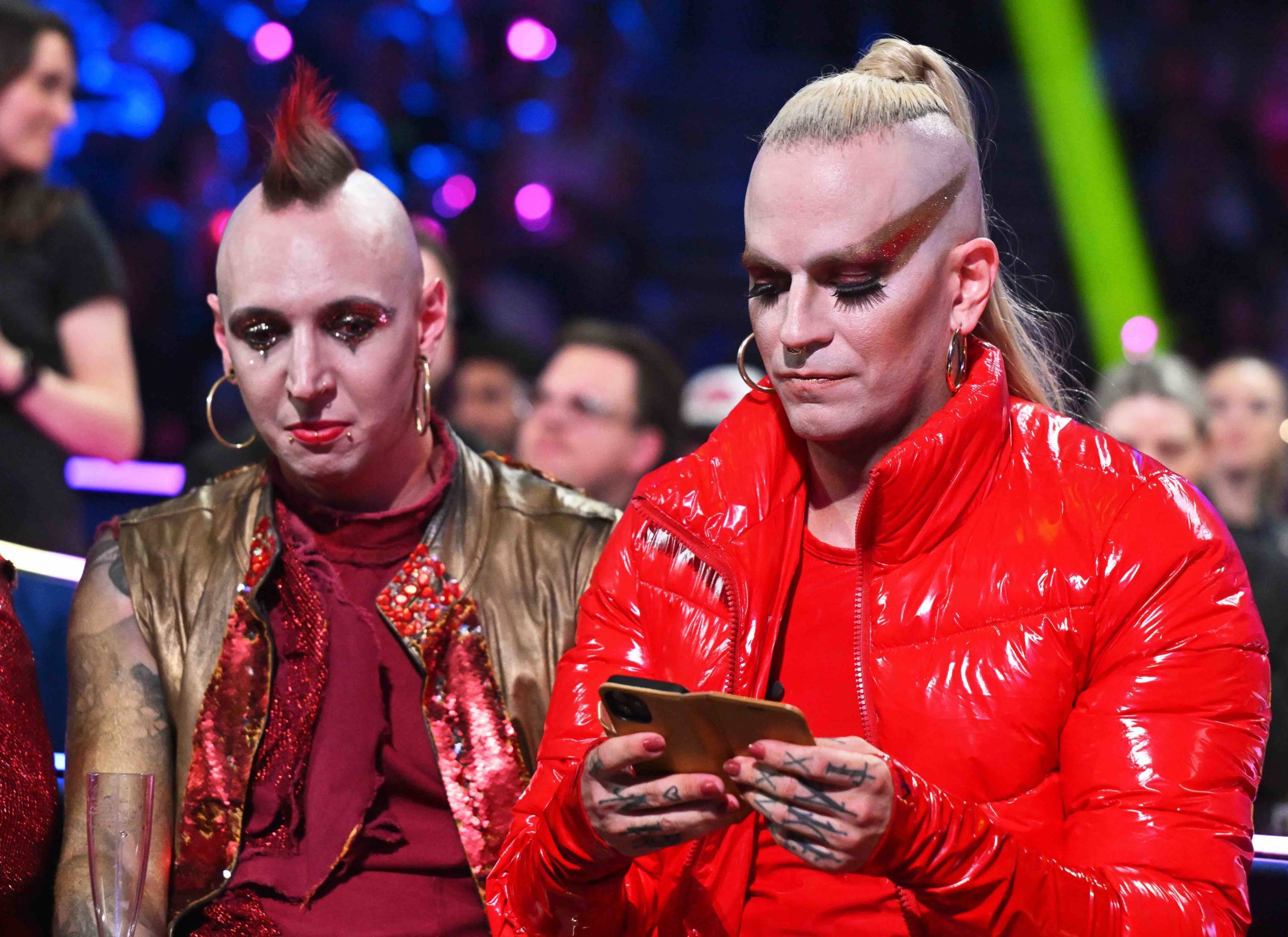 Frontmann Chris Harms (r) von der Band Lord Of The Lost aus Deutschland reagiert nach seinem Auftritt mit «Blood & Glitte...