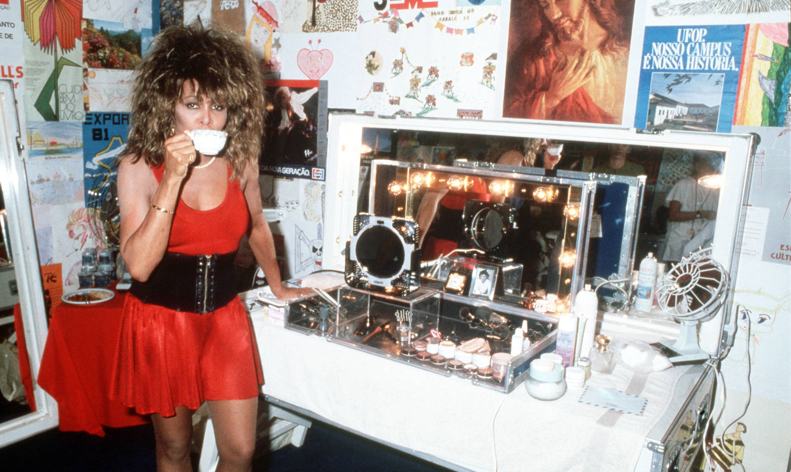 RIO DE JANEIRO, BRAZIL - 1988: Singer Tina Turner backstage in Rio de Janeiro in 1988. (Photo by Dave Hogan/Getty Images)