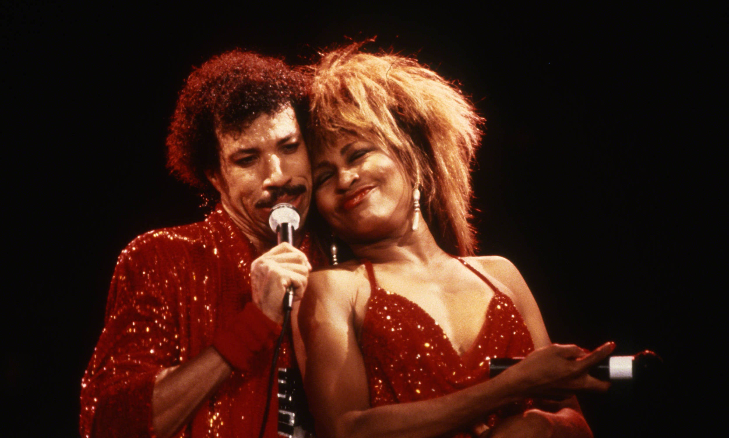 UNSPECIFIED - CIRCA 1985: Lionel Richie performs with Tina Turner circa 1985. (Photo by Jerry Wachter/IMAGES/Getty Images)
