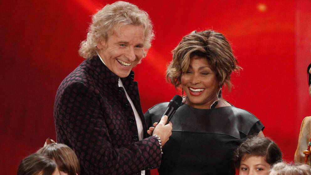 Host Thomas Gottschalk (L) speaks with US singer Tina Turner during the charity gala 'Ein Herz fuer Kinder' (A Heart for Chil