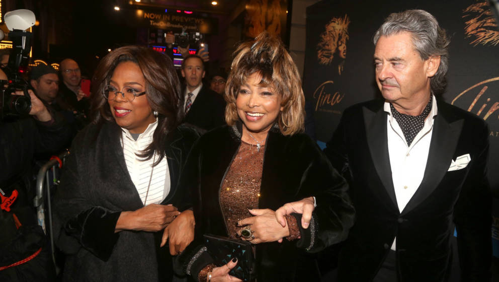 Tina Turner im November 2019 bei der Premiere des 'Tina'-Musicals, gestützt von Talk-Lady Oprah Winfrey und ihrem Ehemann Erwin Bach