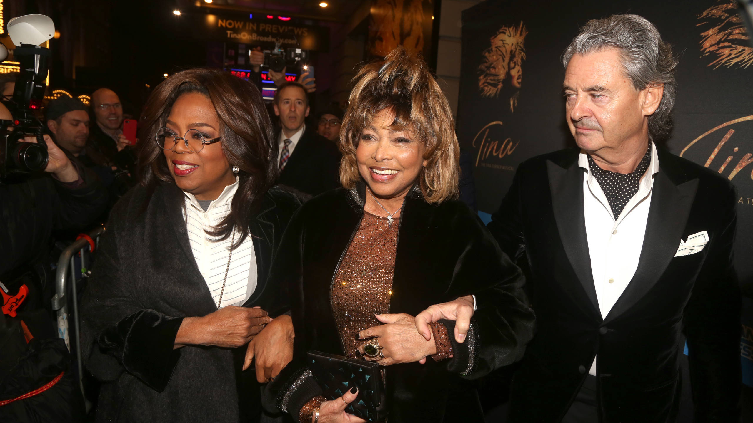 Tina Turner im November 2019 bei der Premiere des "Tina"-Musicals, gestützt von Talk-Lady Oprah Winfrey und ihrem Ehemann Erwin Bach