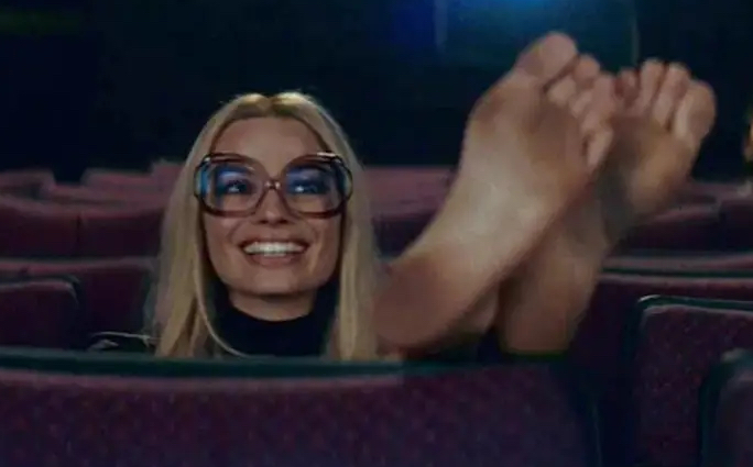 Margot Robbie mit schmutzigen Füßen in „Once Upon A Time In Hollywood"