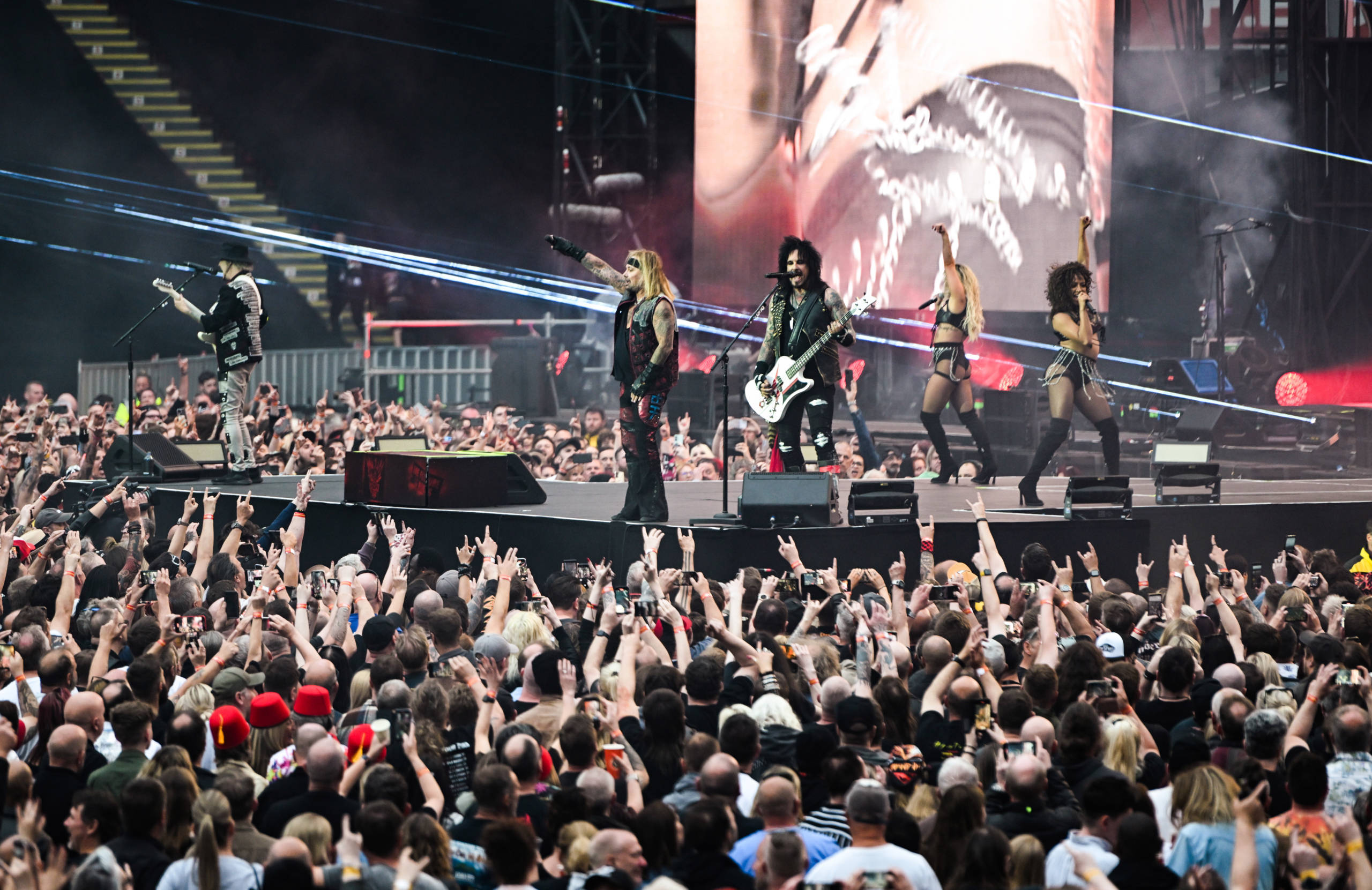Mötley Crüe bei einer Show der „World Tour“ 2023 mit Def Leppard.