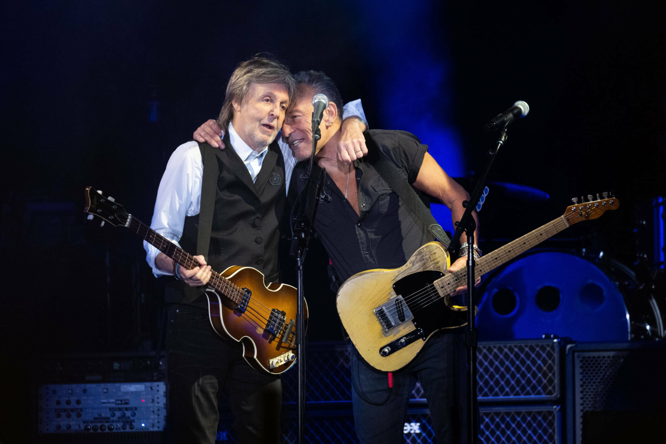 Paul McCartney und Bruce Springsteen treten hier am vierten Tag des Glastonbury Festivals auf der Pyramid Stage in Worthy ...