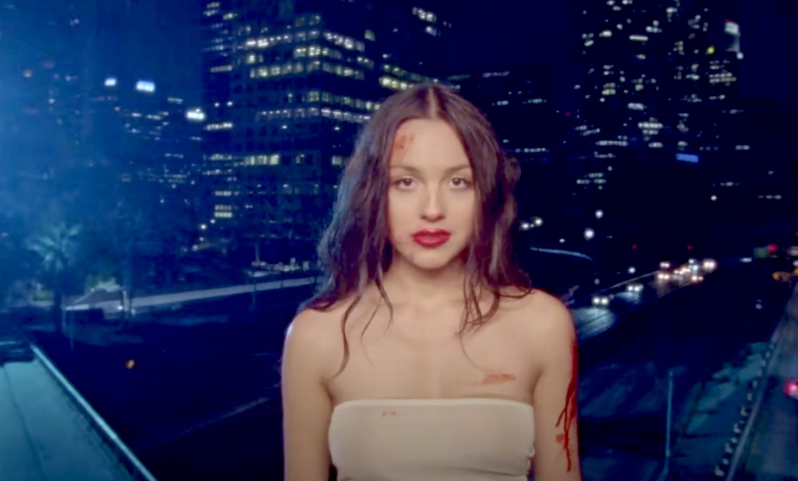 Olivia Rodrigo (leicht) blutverschmiert in ihrem Video zu „Vampire“