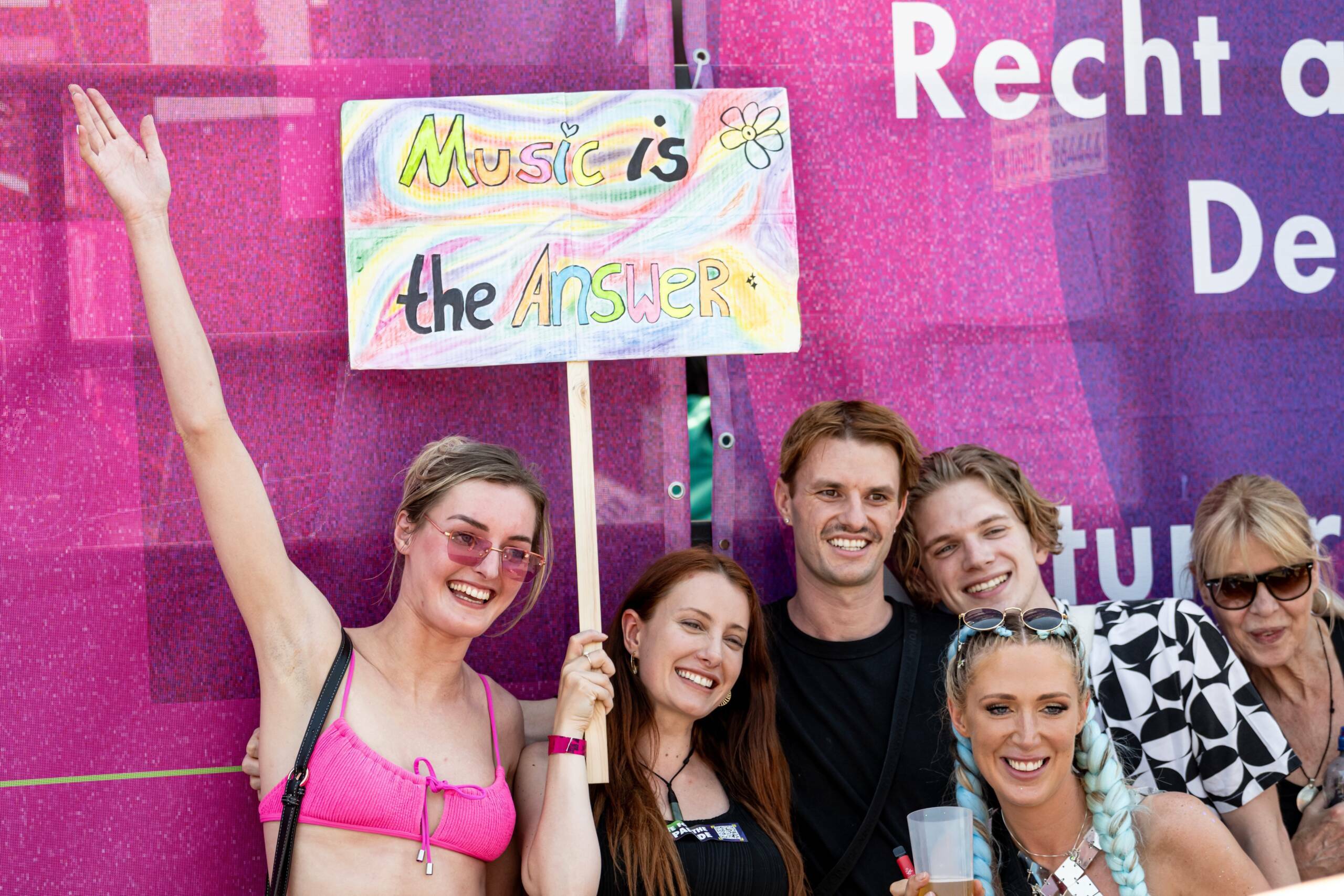 Personen feiern auf der "Rave the Planet"-Technoparade auf der Straße des 17 Juni. Die Parade, die unter anderem von Tech...