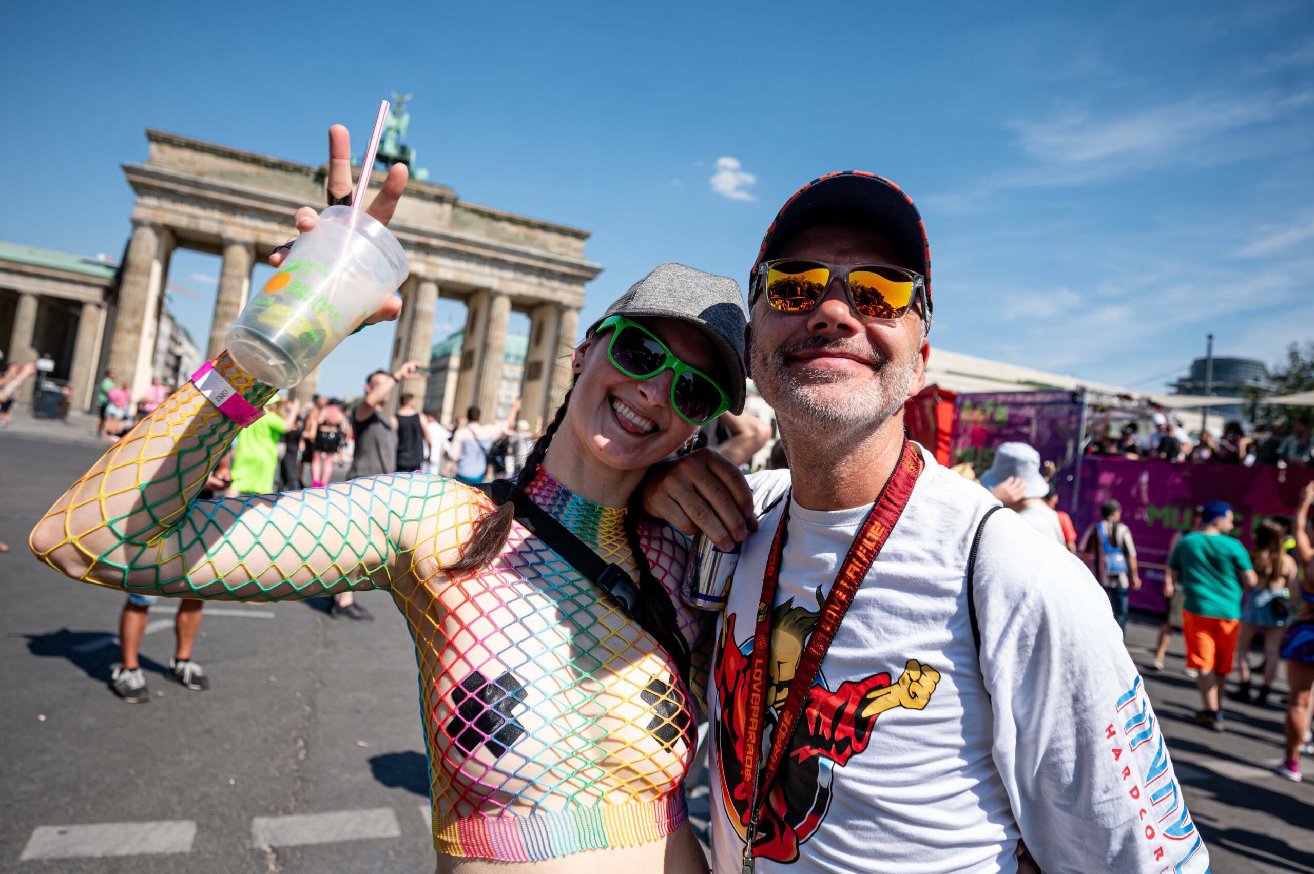 Zwei Menschen feiern auf der "Rave the Planet"-Technoparade auf der Straße des 17 Juni vor dem Brandenburger Tor. Die Par...