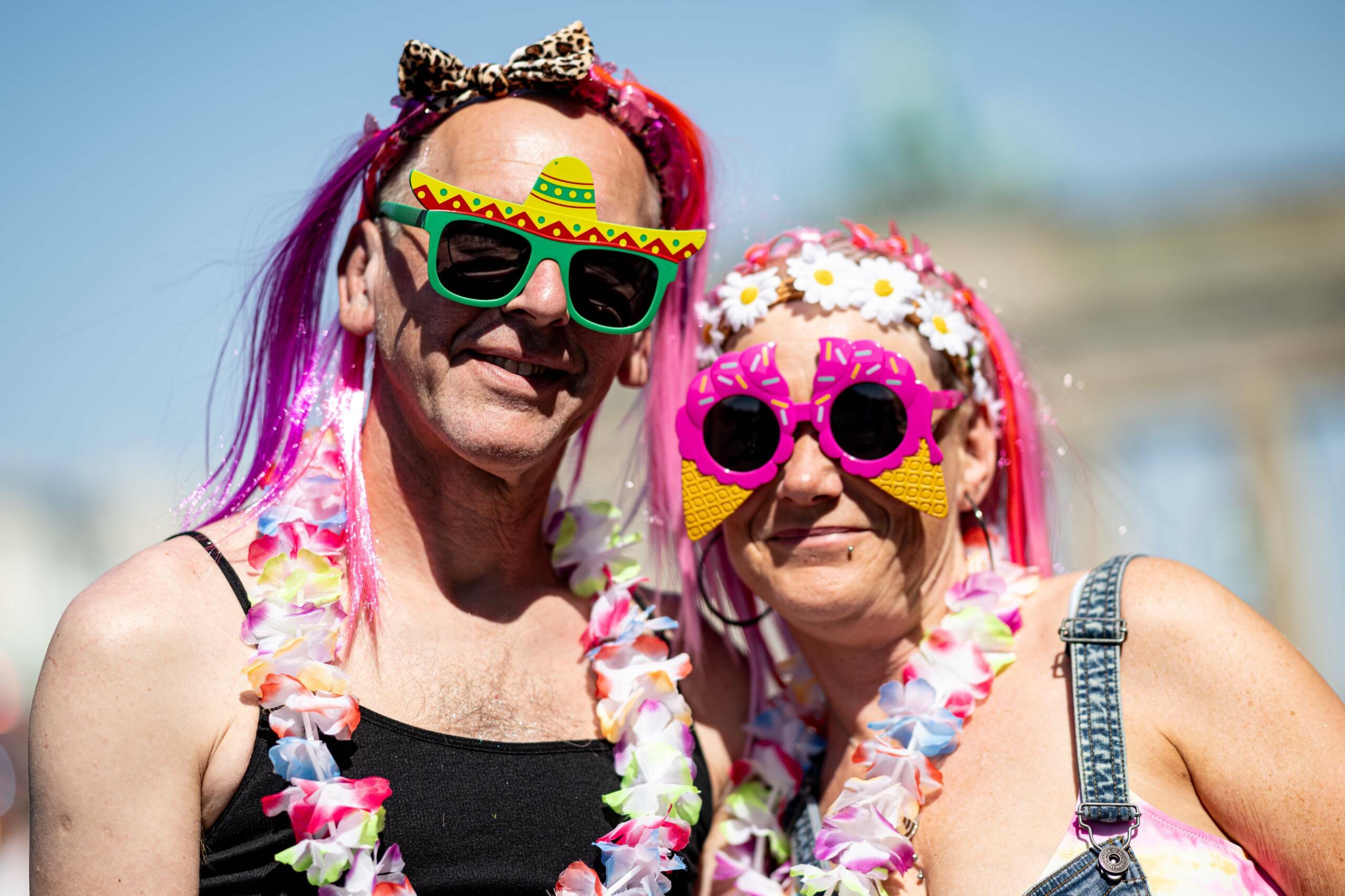 Zwei Personen mit Sonnenbrillen stehen auf der "Rave the Planet"-Technoparade auf der Straße des 17 Juni. Die Parade, die...