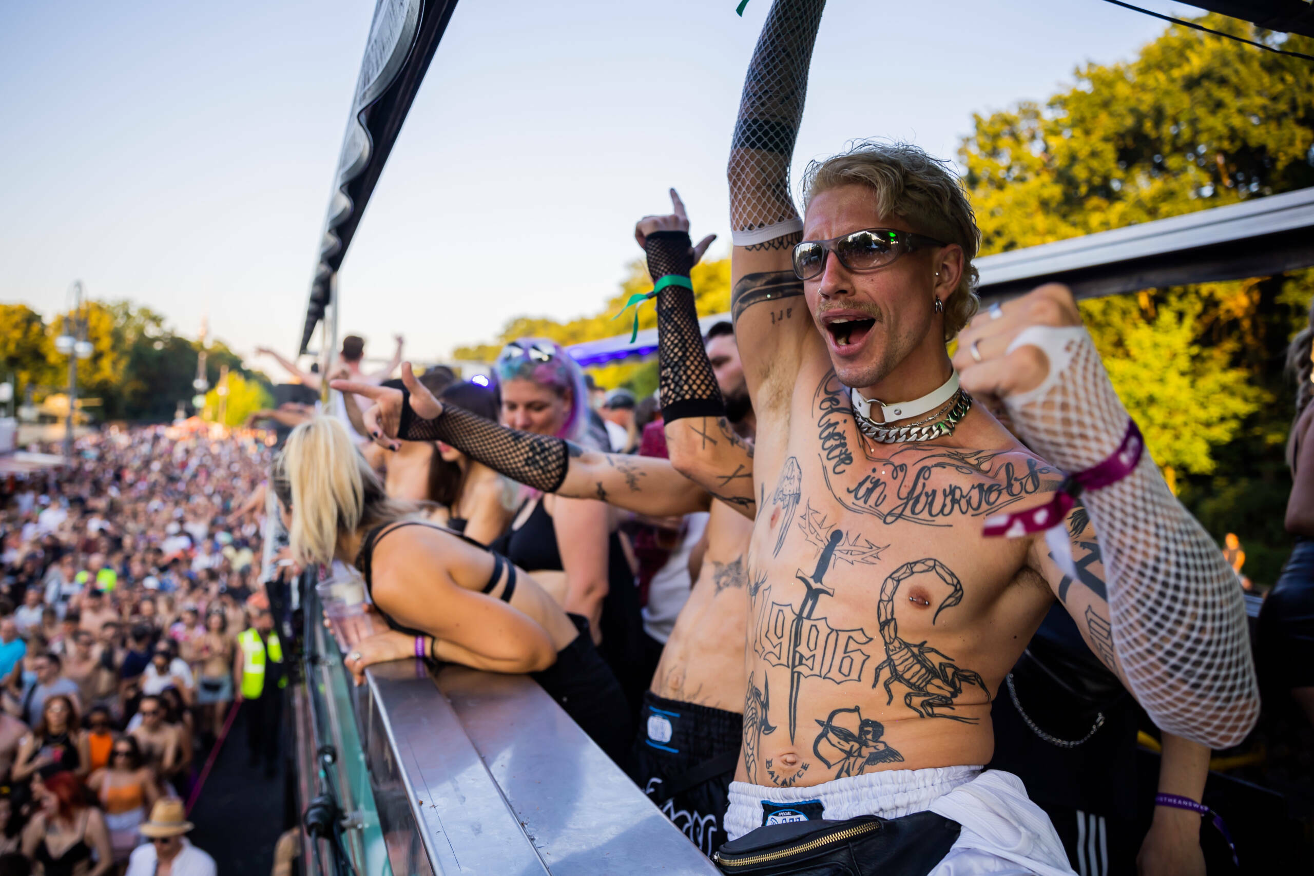 Feiernde tanzen bei der Technoparade «Rave the Planet» auf der Straße des 17. Juni auf einem Wagen. Die Parade, die unt...