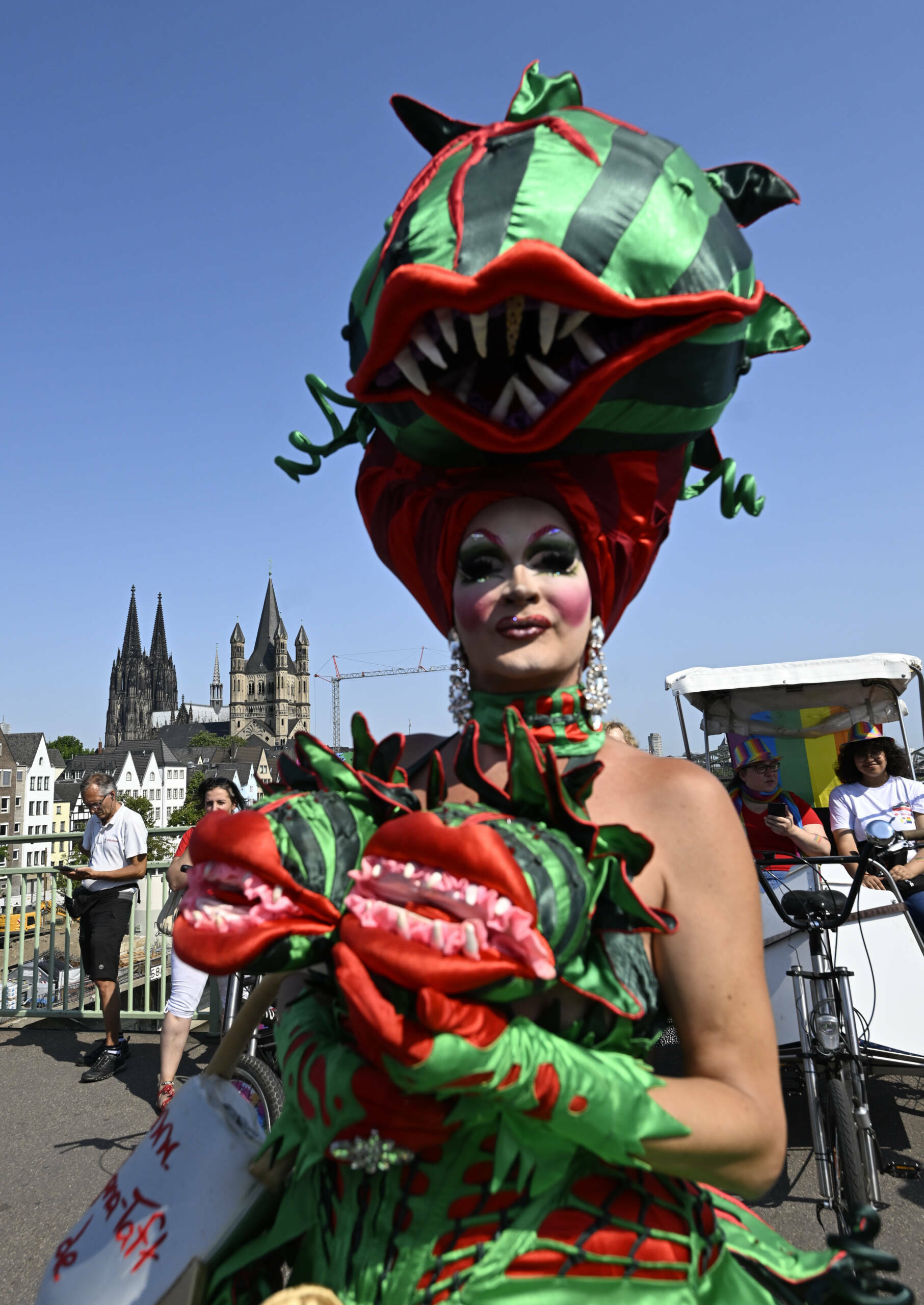 Bunt verkleidete Teilnehmer feiern den Start der diesjährigen CSD-Parade in der Stadt. ColognePride ist nach Berlin die z...