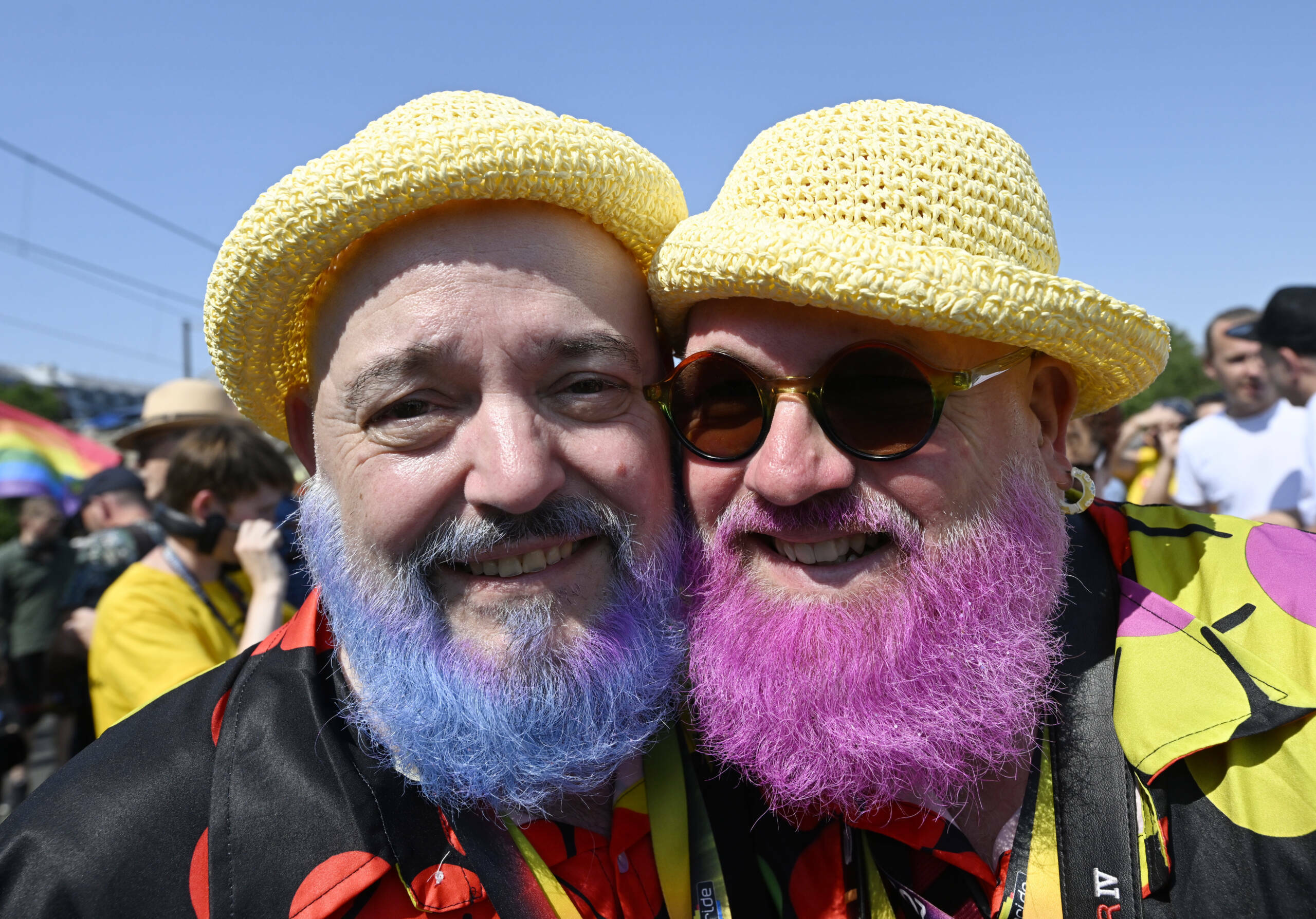 Bunt verkleidete Teilnehmer feiern den Start der diesjährigen CSD-Parade in der Stadt. ColognePride ist nach Berlin die z...