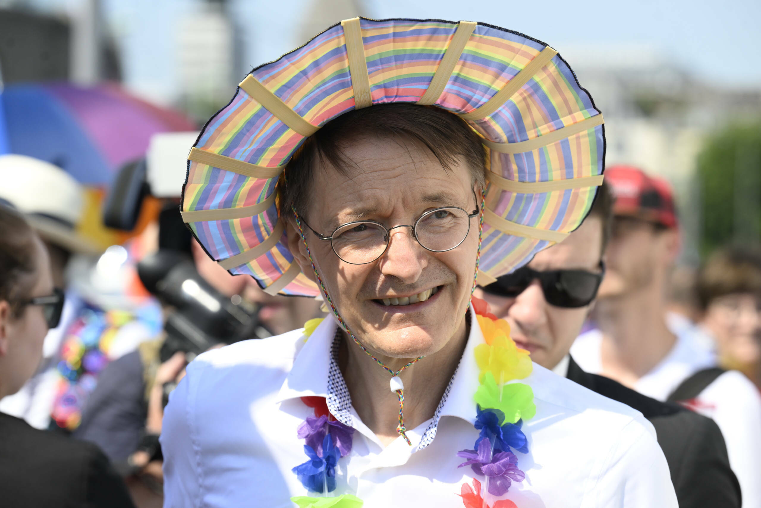 Bundesgesundheitsmtminister Karl Lauterbach beim Start der diesjährigen CSD-Parade in der Stadt. ColognePride ist nach Be...