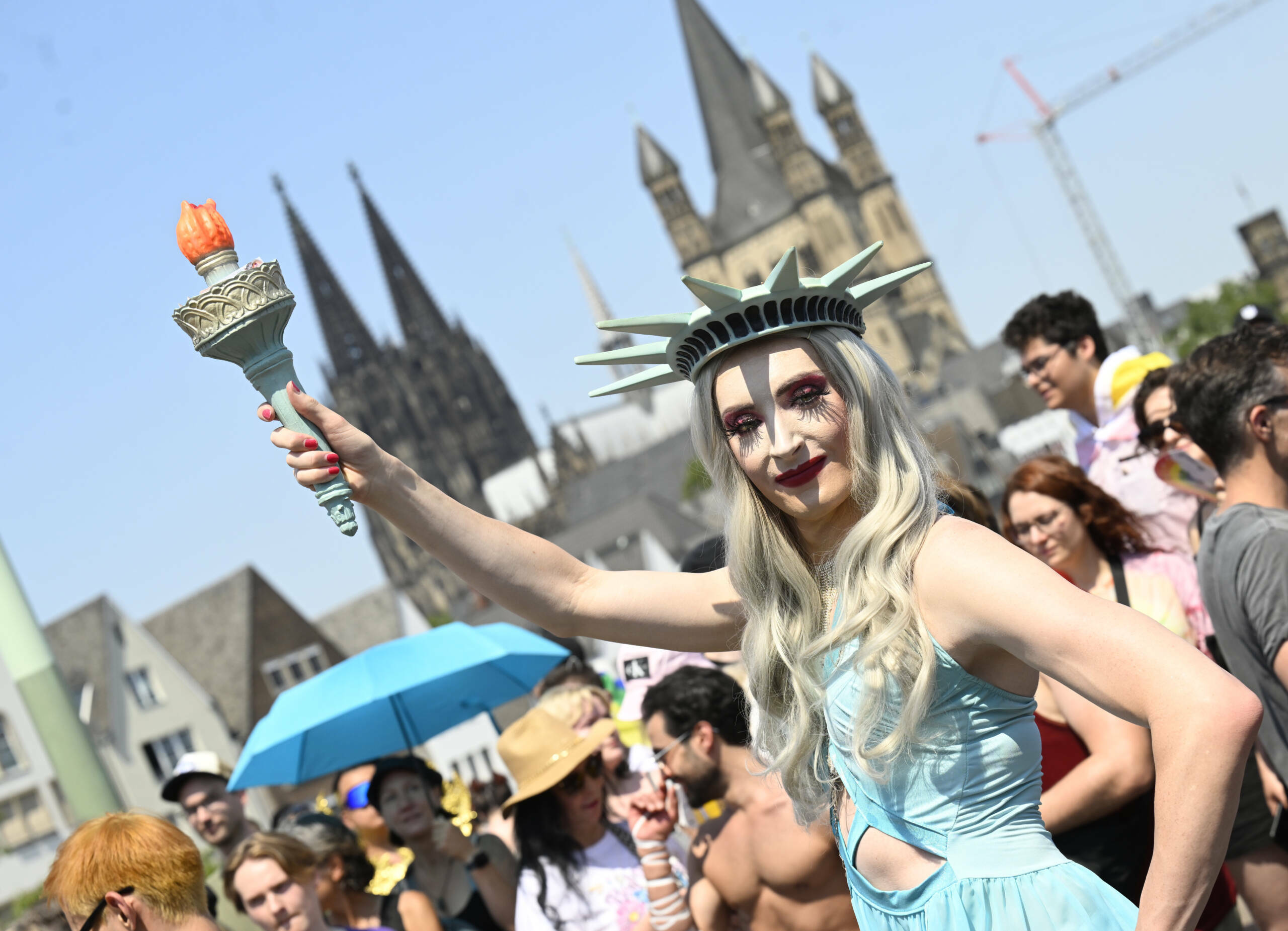 Bunt verkleidete Teilnehmer feiern den Start der diesjährigen CSD-Parade in der Stadt. ColognePride ist nach Berlin die z...