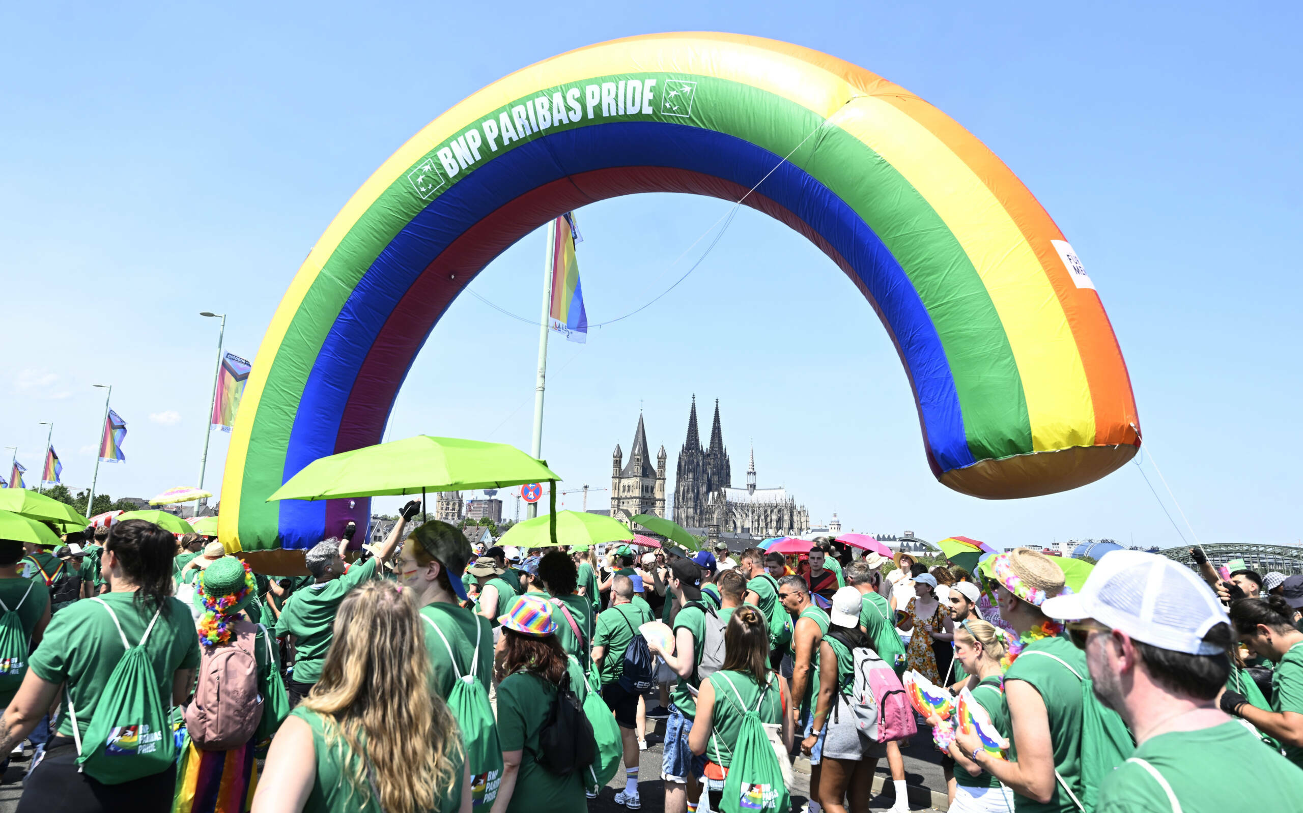 Bunt verkleidete Teilnehmer feiern den Start der diesjährigen CSD-Parade in der Stadt. ColognePride ist nach Berlin die z...