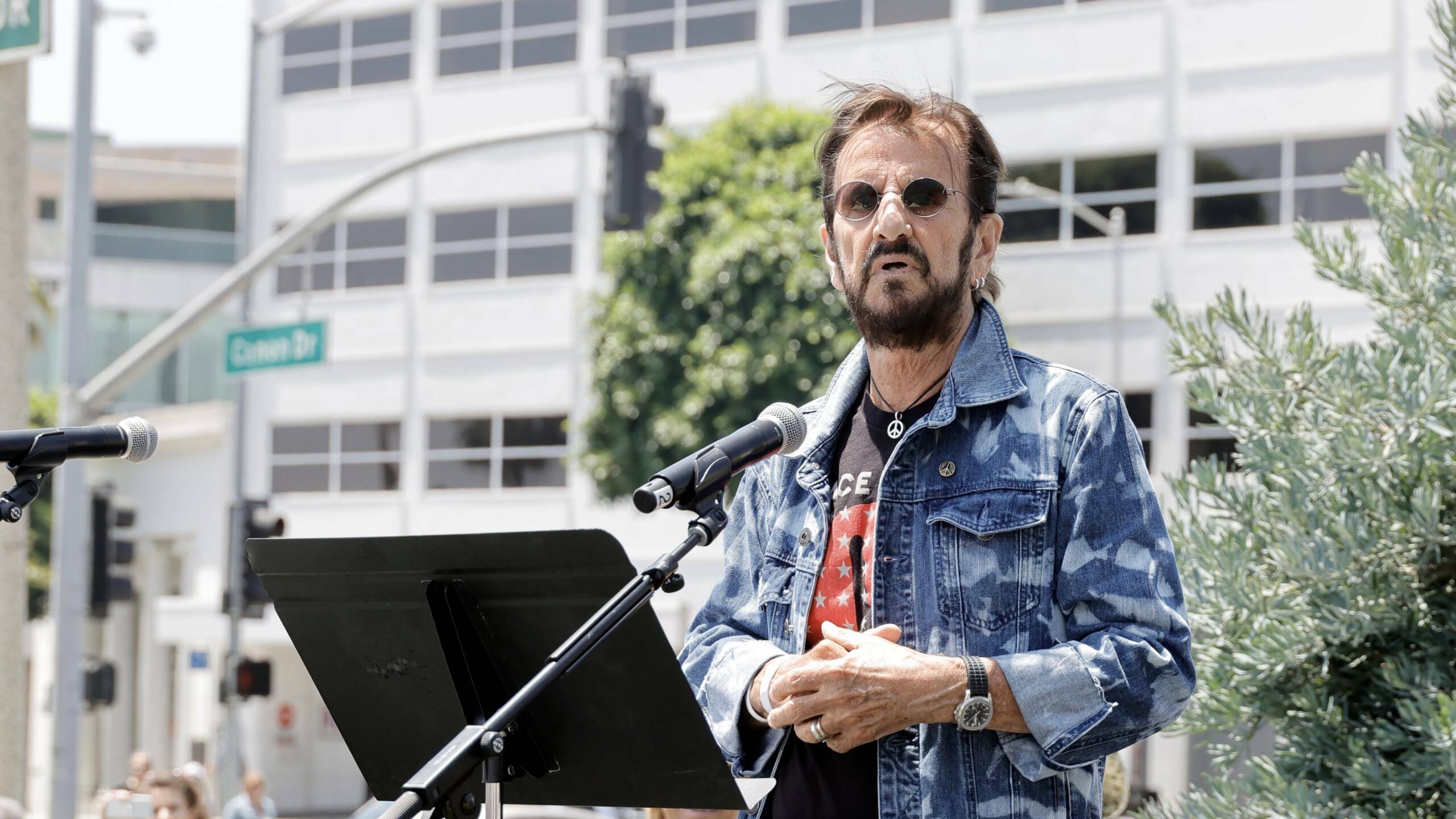 Ringo Starr hält eine Rede auf seiner Geburtstagsparty