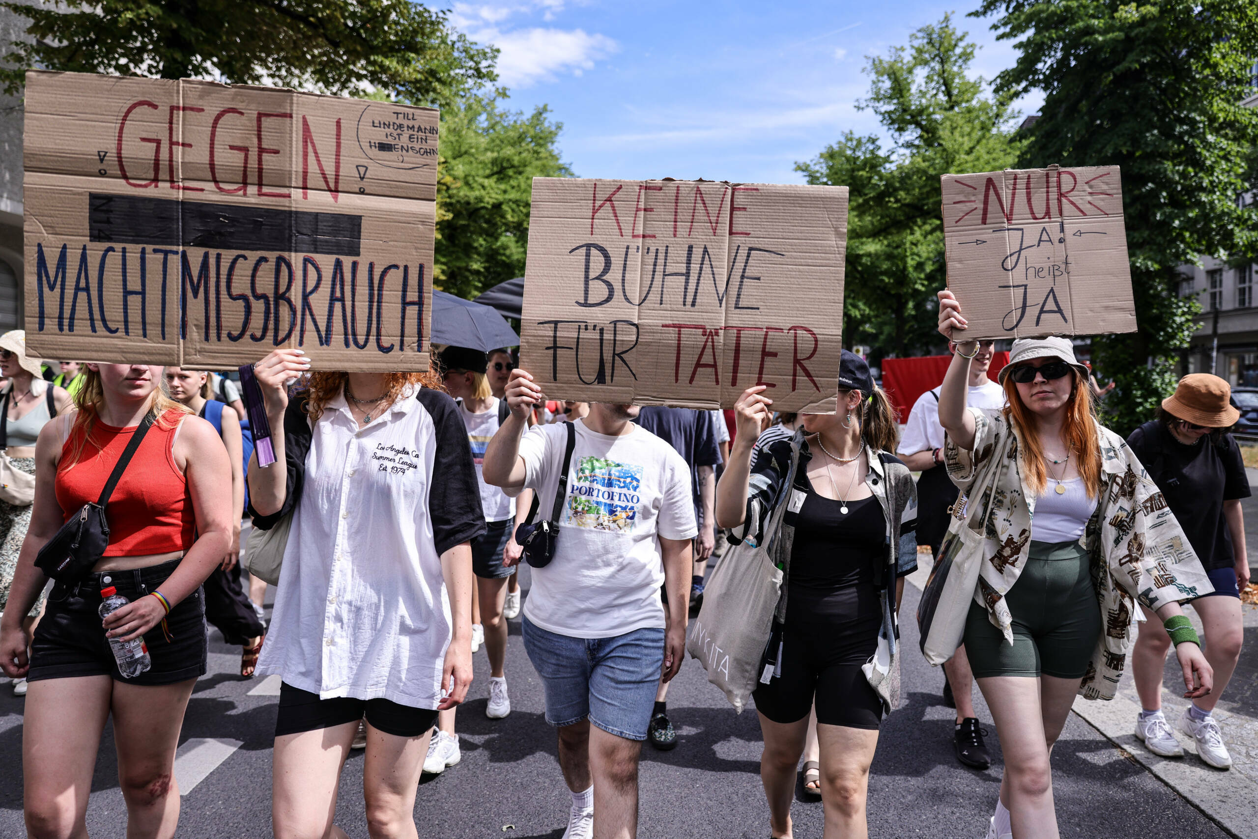 Aktivist*innen auf dem Weg ins Olympiastadion