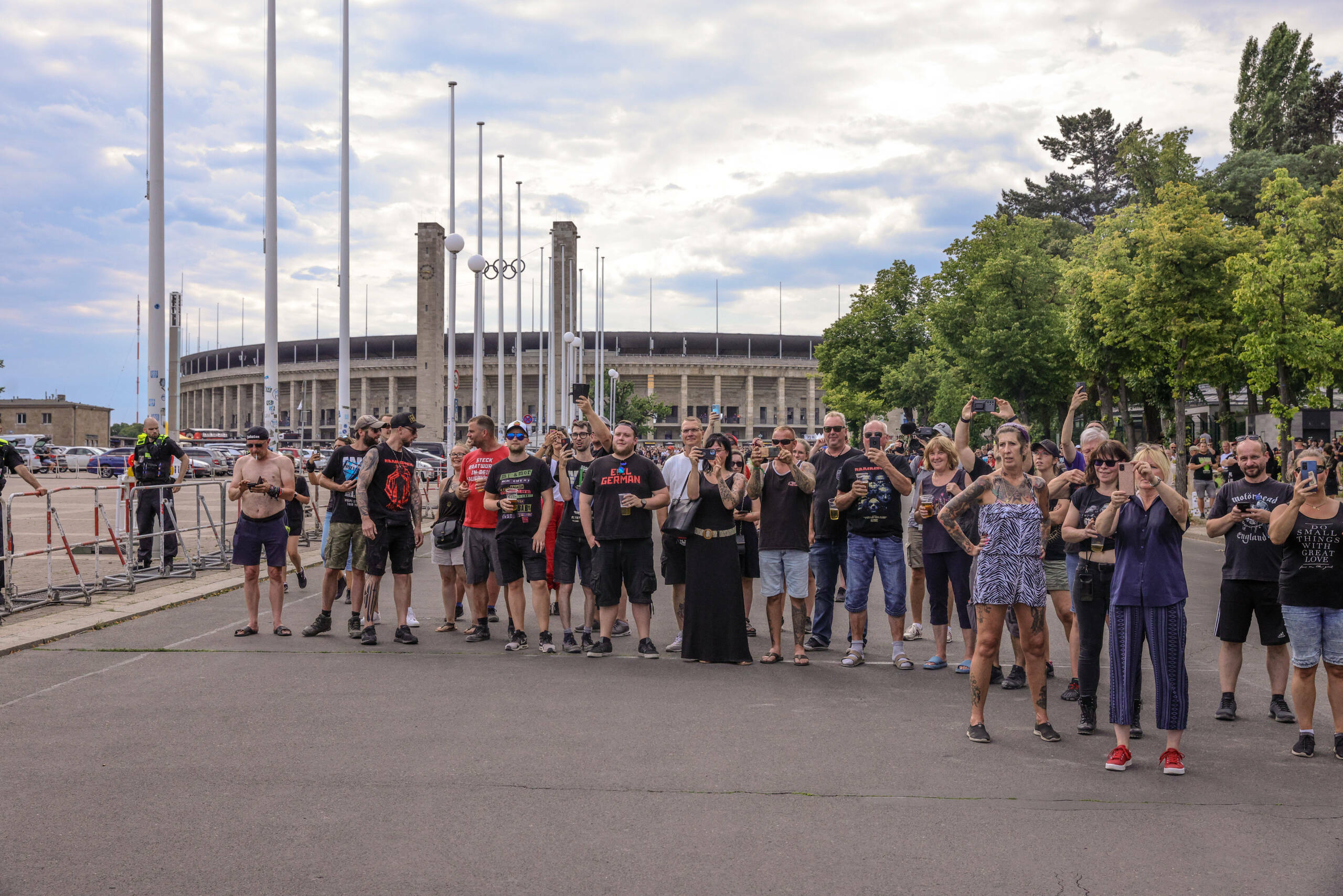 Rammstein-Fans stehen vor dem Berliner Olympiastadion
