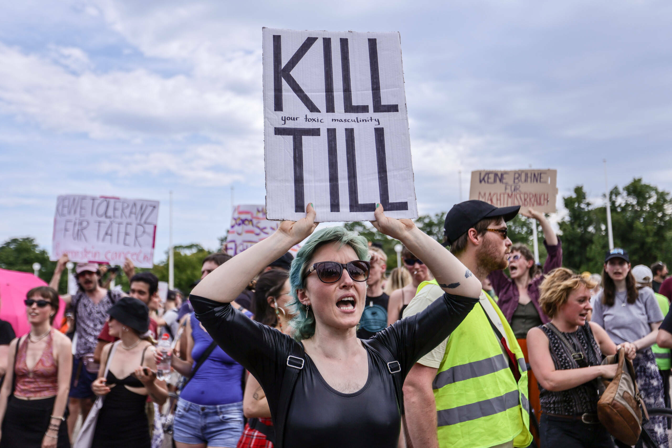 „Kill Till“ heißt es auf dem Schild einer Demonstrantin auf den ersten Blick. Schaut man genauer hin, heißt es: „K...