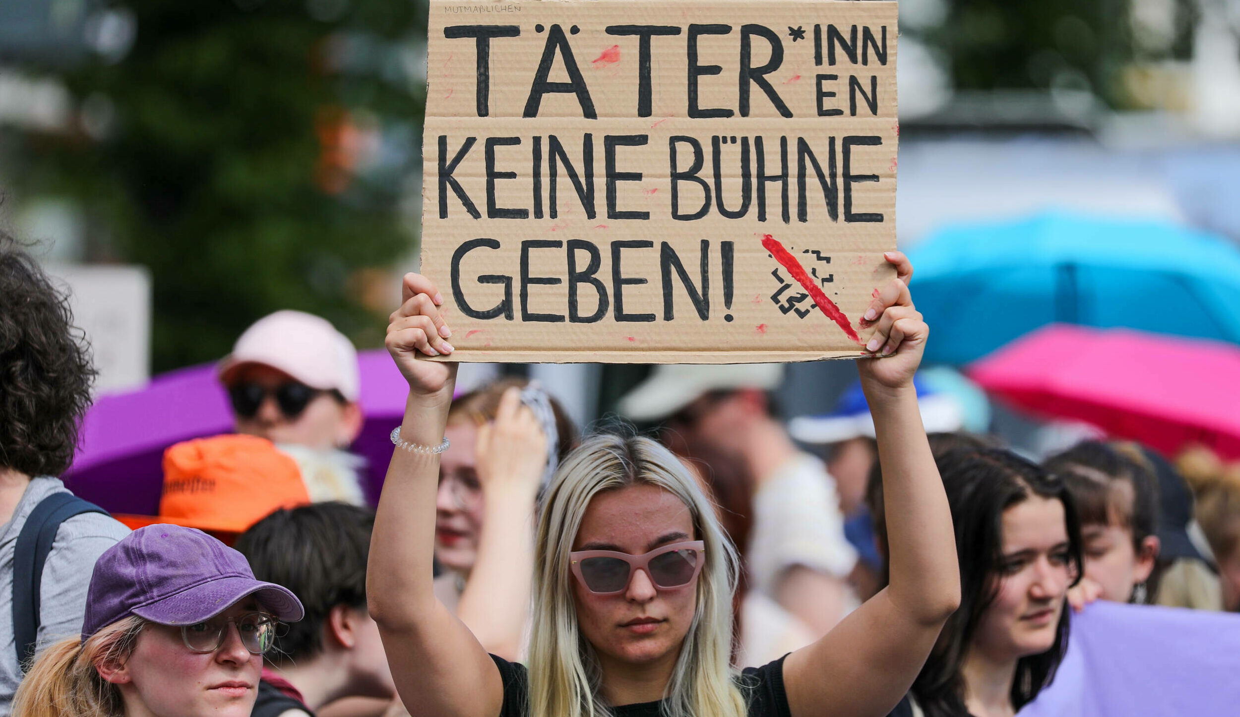 Demonstranten vor dem Rammstein-Konzert in Berlin im Juli 2023