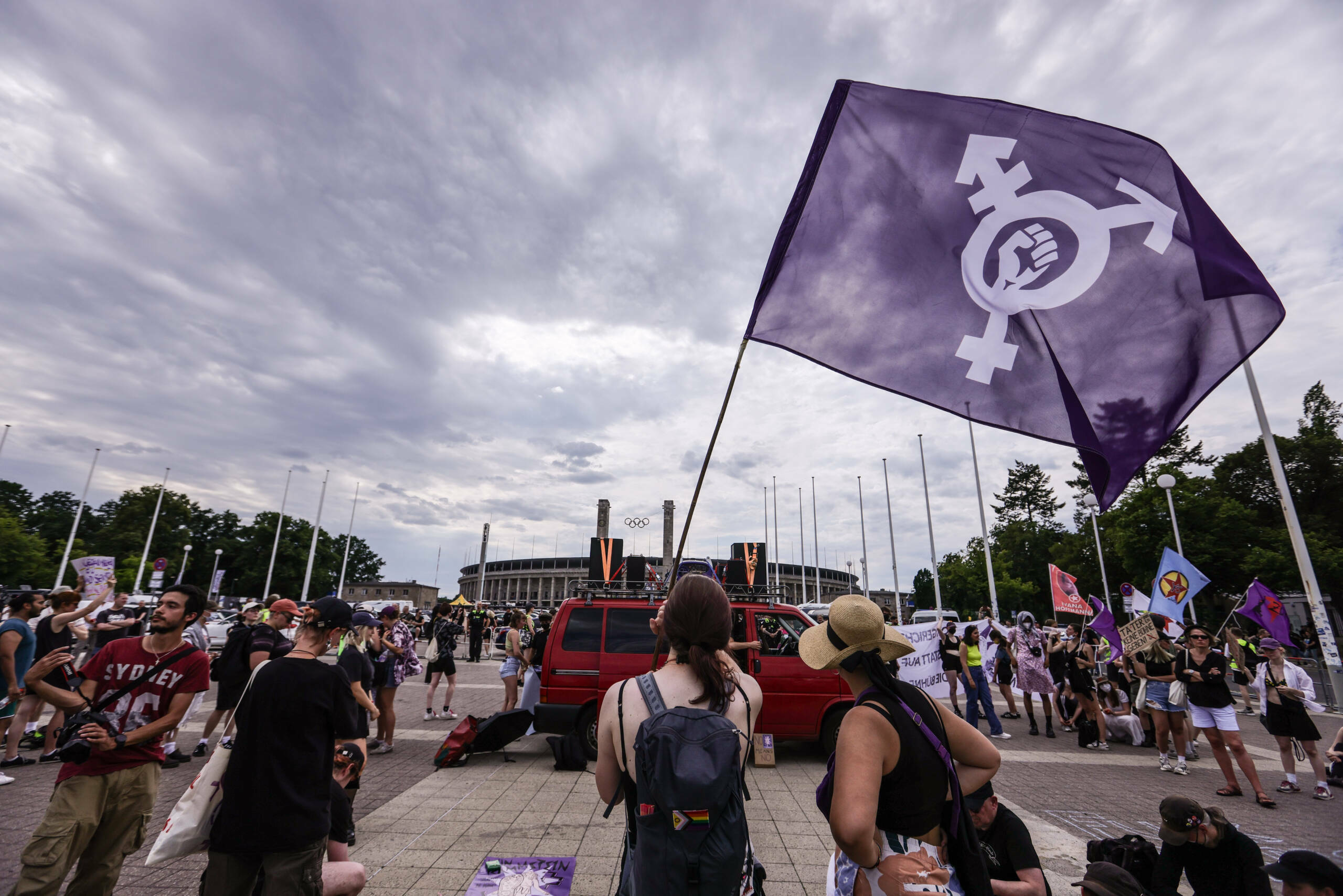 Protestierende schwenken eine Fahne.