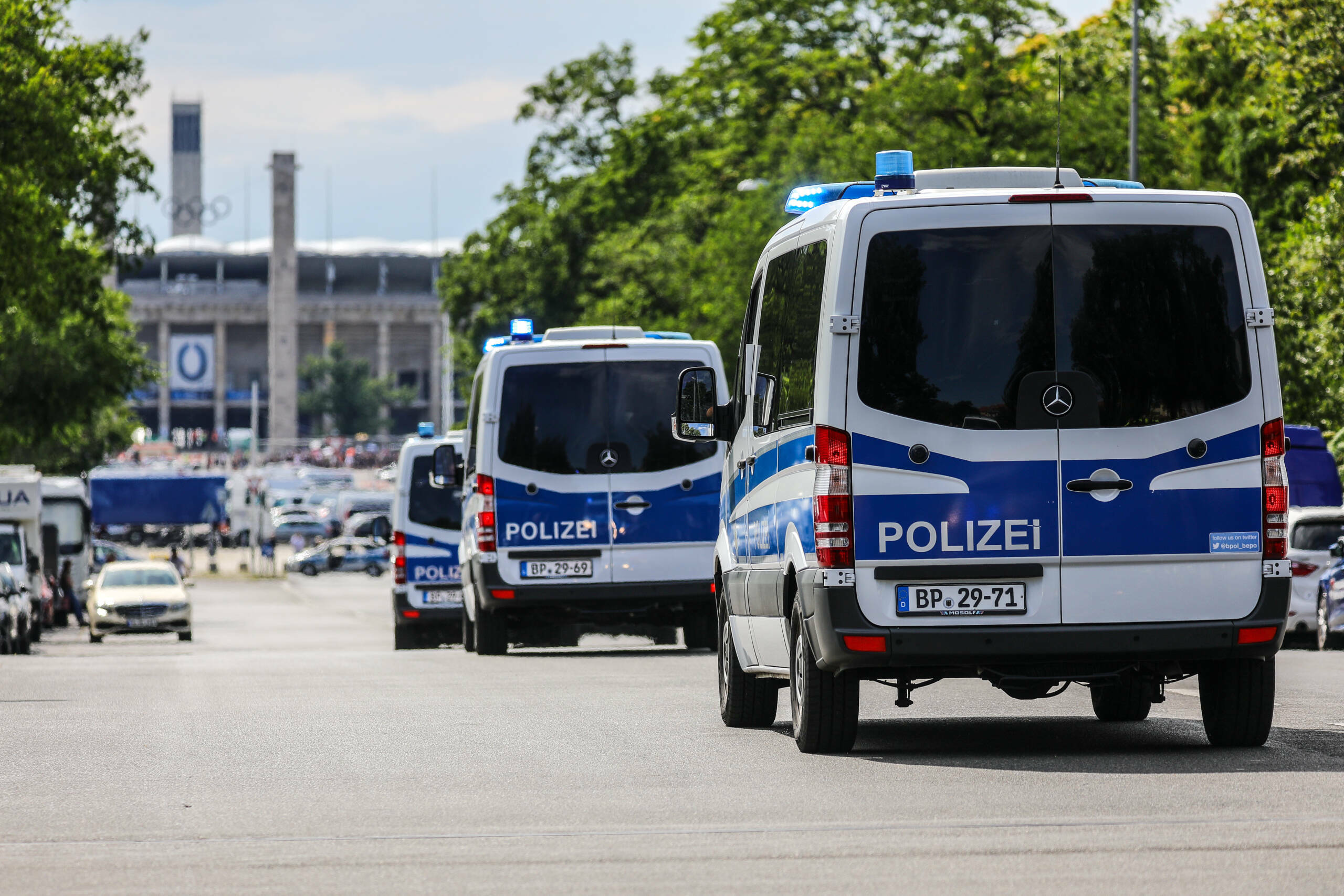Polizeifahrzeuge auf dem Weg zum Olympiastadion