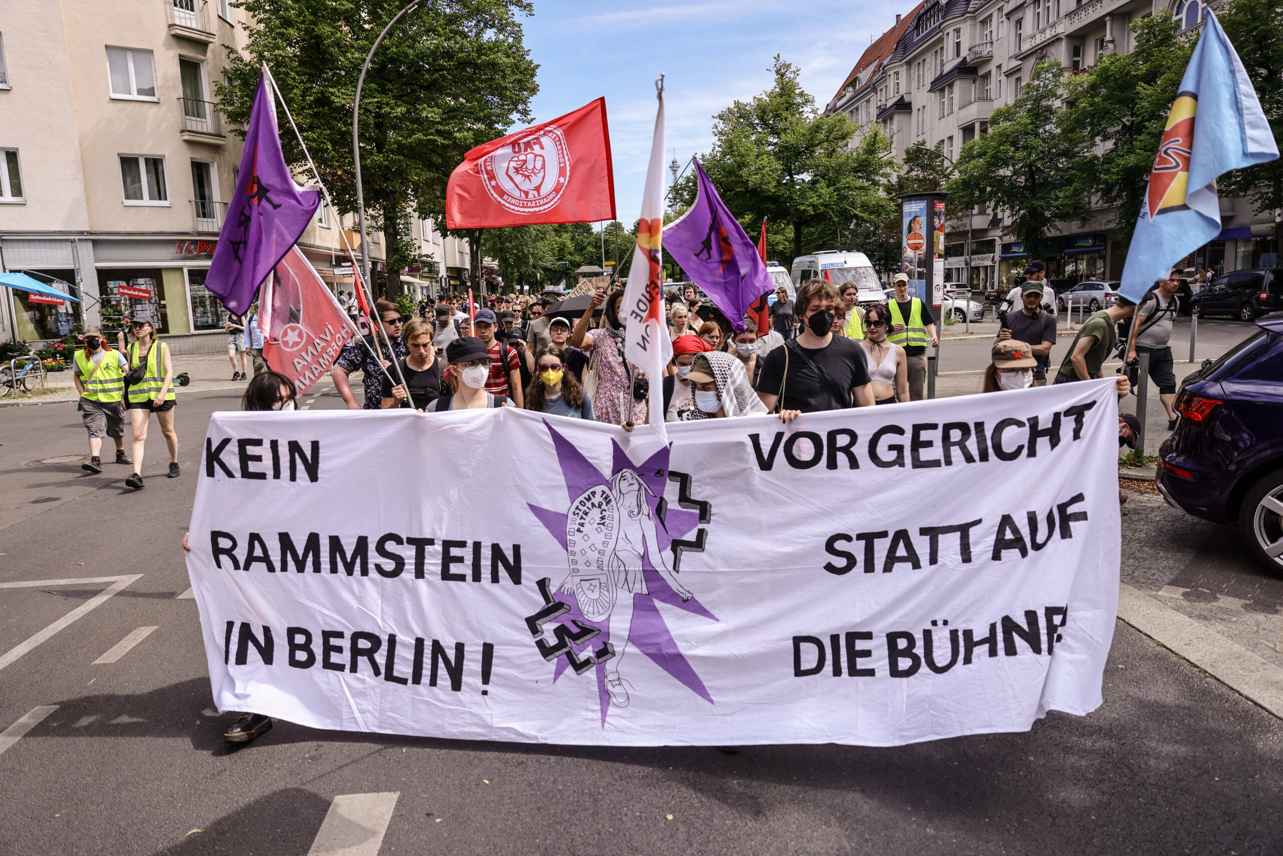 „Vor Gericht statt auf die Bühne“ stand auf einem Banner zu lesen.