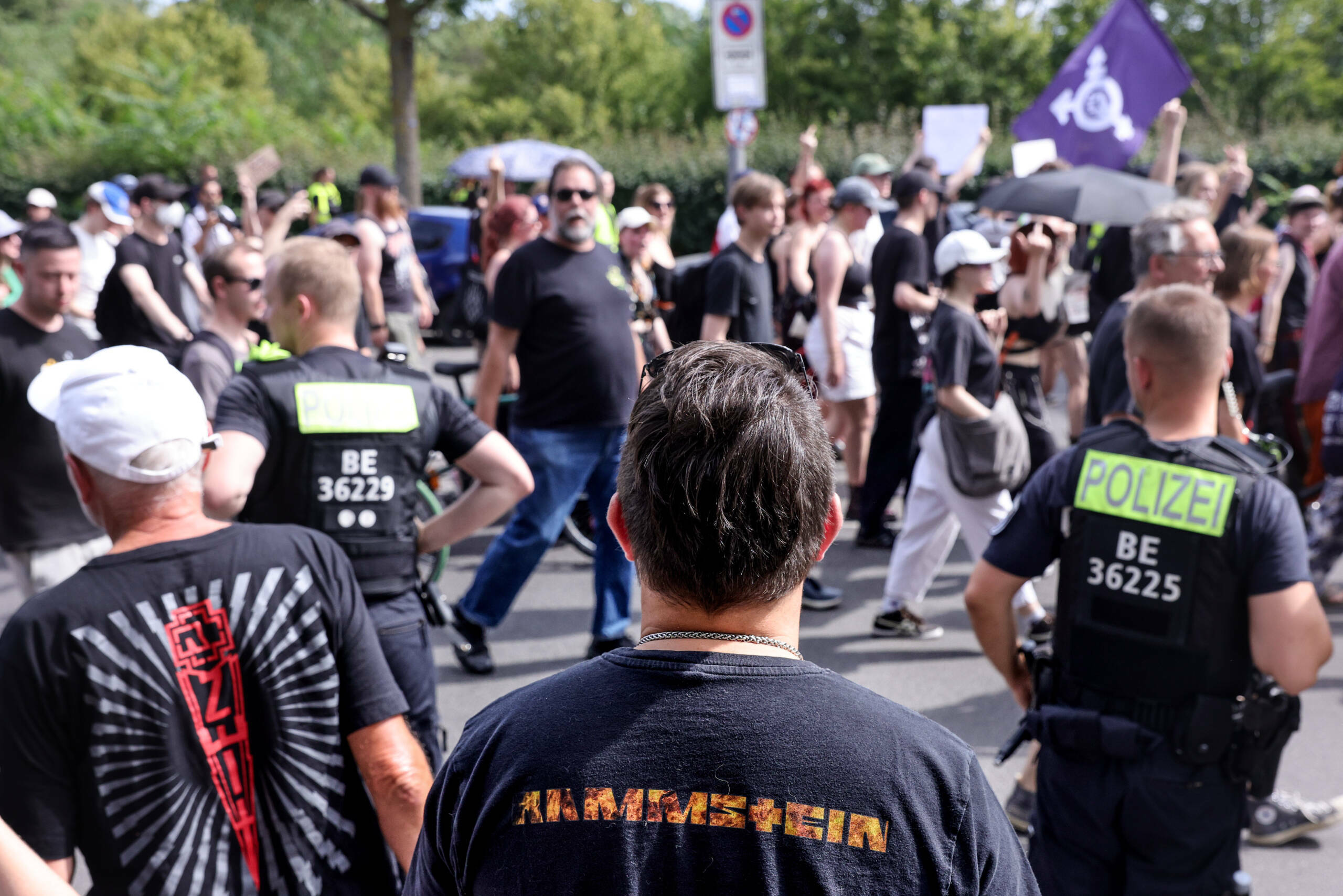 Konfrontationen, aber keine Ausschreitungen gab es zwischen Rammstein-Fans und Demonstranten