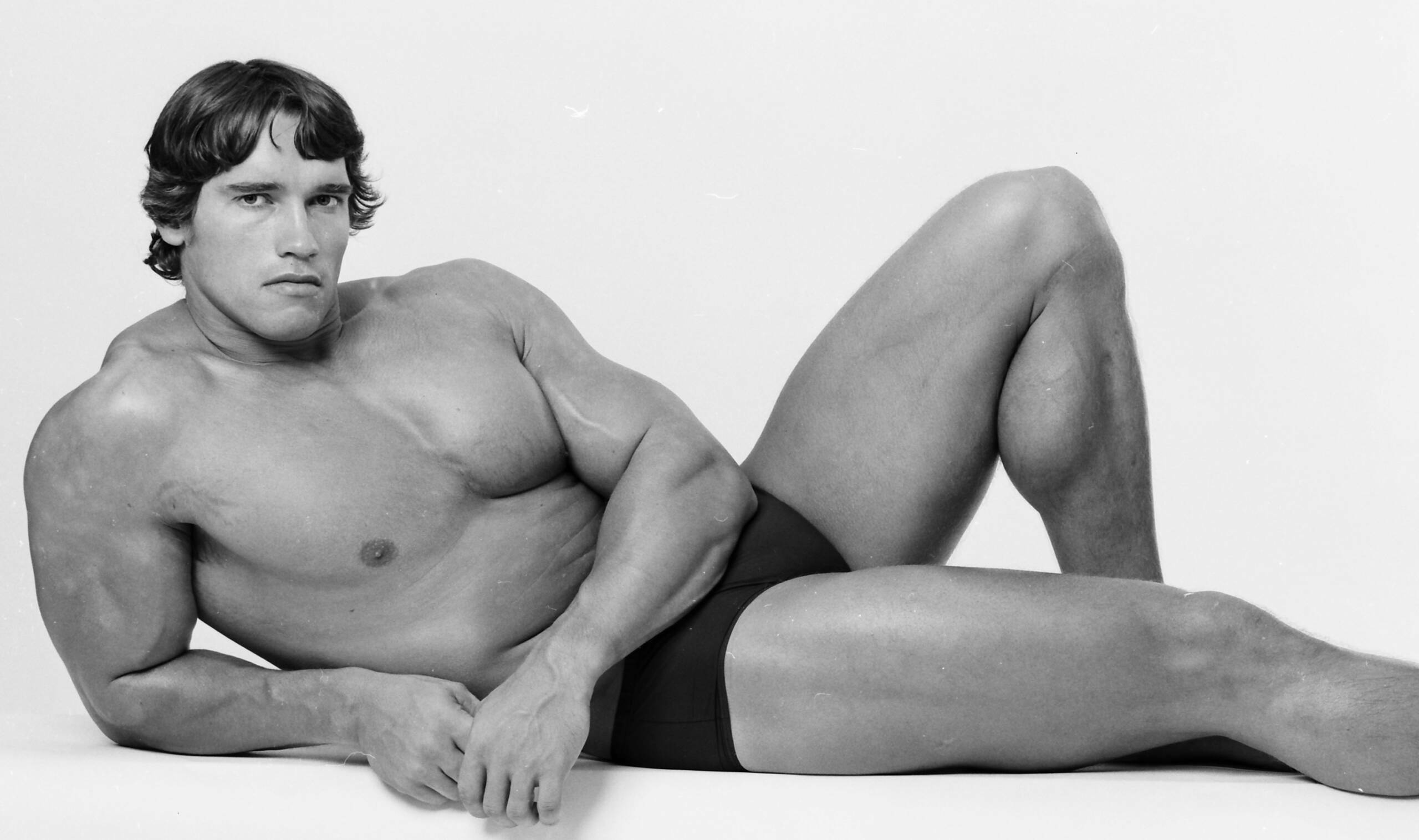 Professional bodybuilder Arnold Schwarzenegger posing at the top of his form in October 1976. (Photo by Jack Mitchell/Gett...