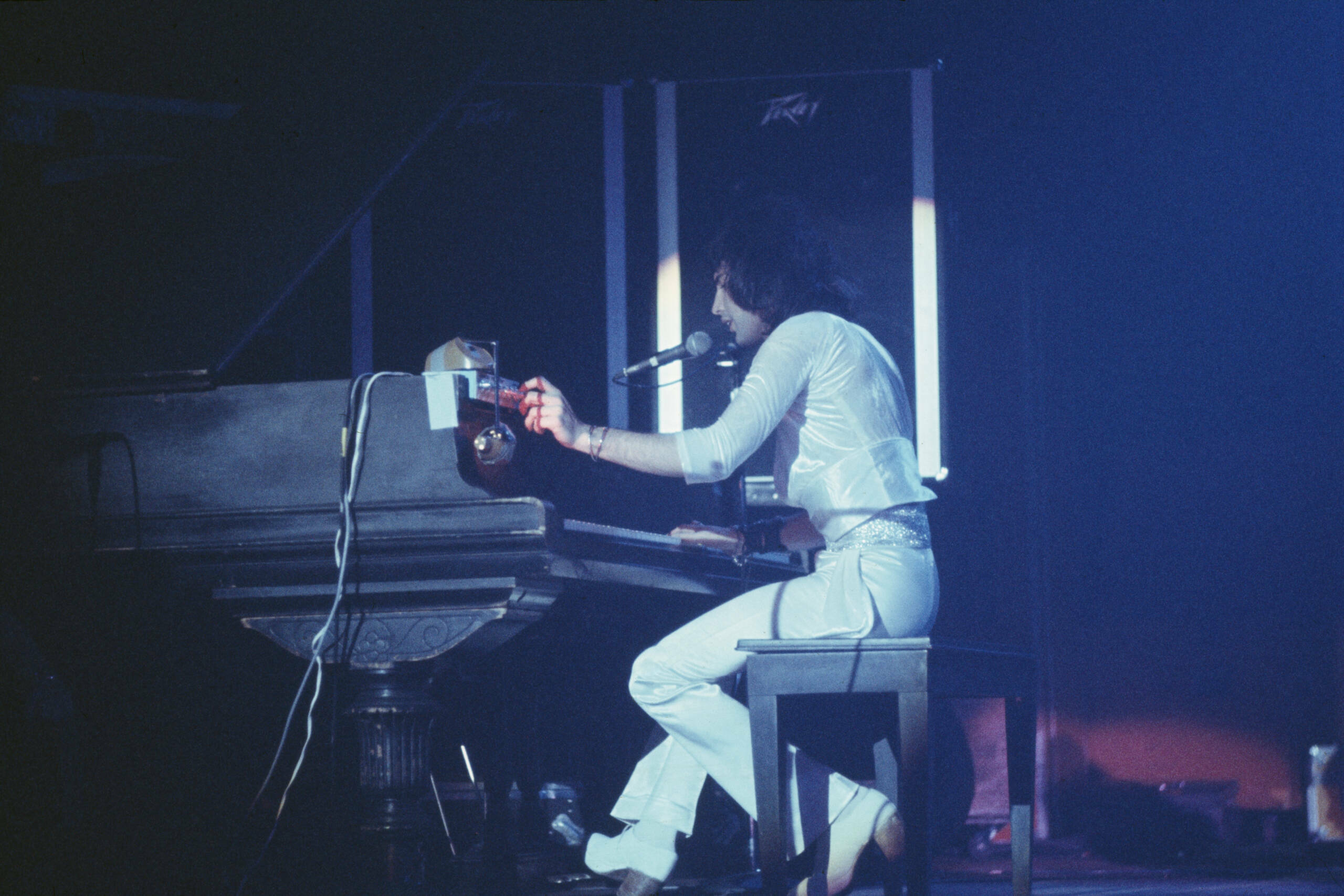 Der Sänger und Songschreiber Freddie Mercury (1946 - 1991) am Klavier während eines Konzerts von Queen, um 1975.