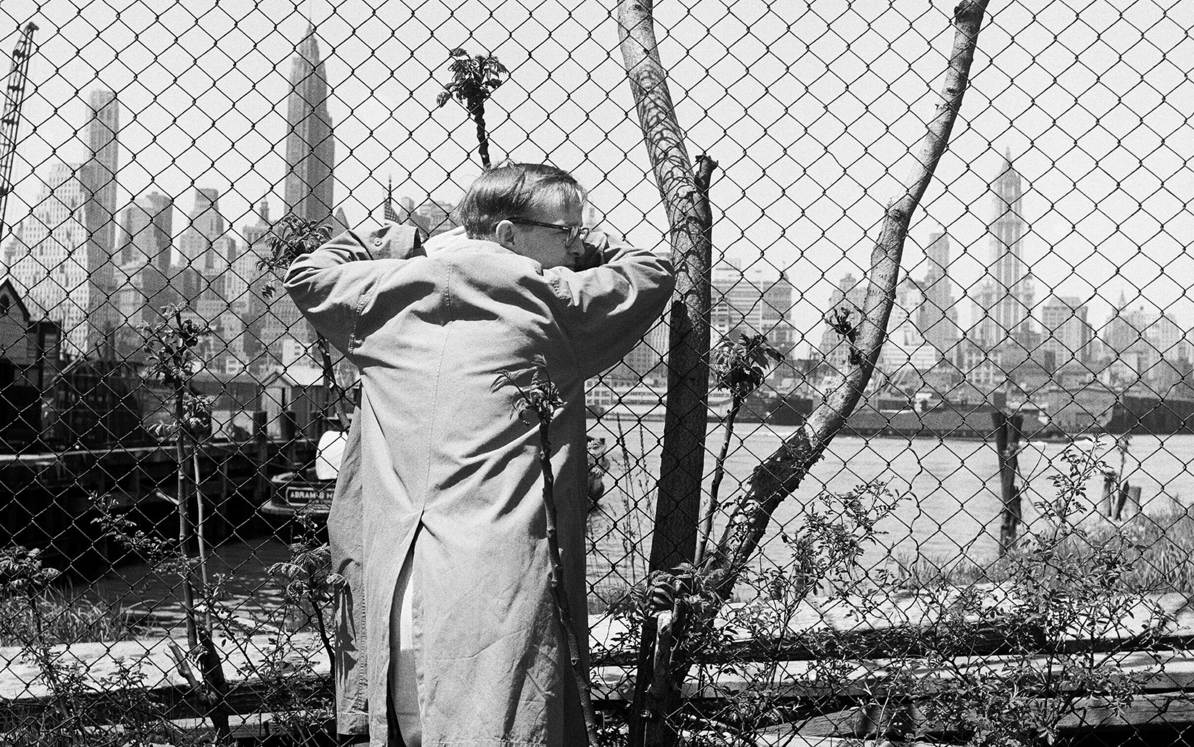 BROOKLYN, NY - MARCH 1958:  Writer Truman Capote poses for a portrait on the waterfront in Brooklyn Heights (now called DU...