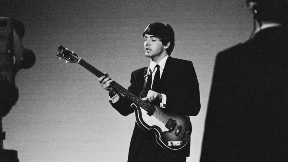 Paul McCartney mit seinem Höfner 500/1 Violin Bass, 1963