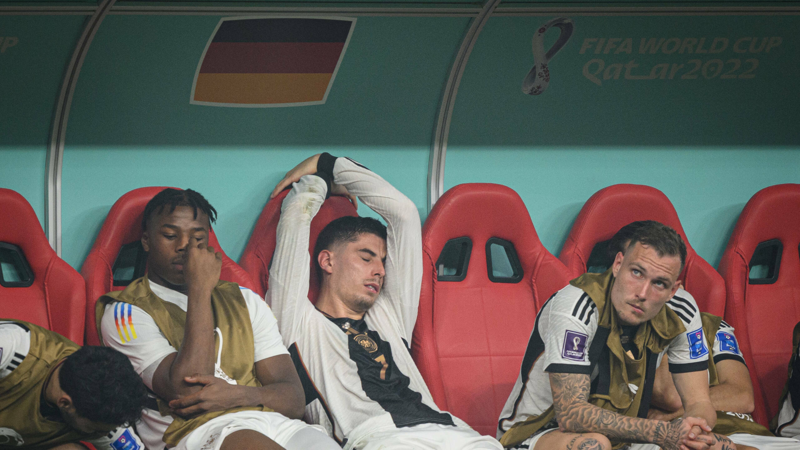 Schlechte Laune auf der Bank beim Ausscheiden der DFB-Elf im letzten Gruppenspiel der WM 2022 in Katar