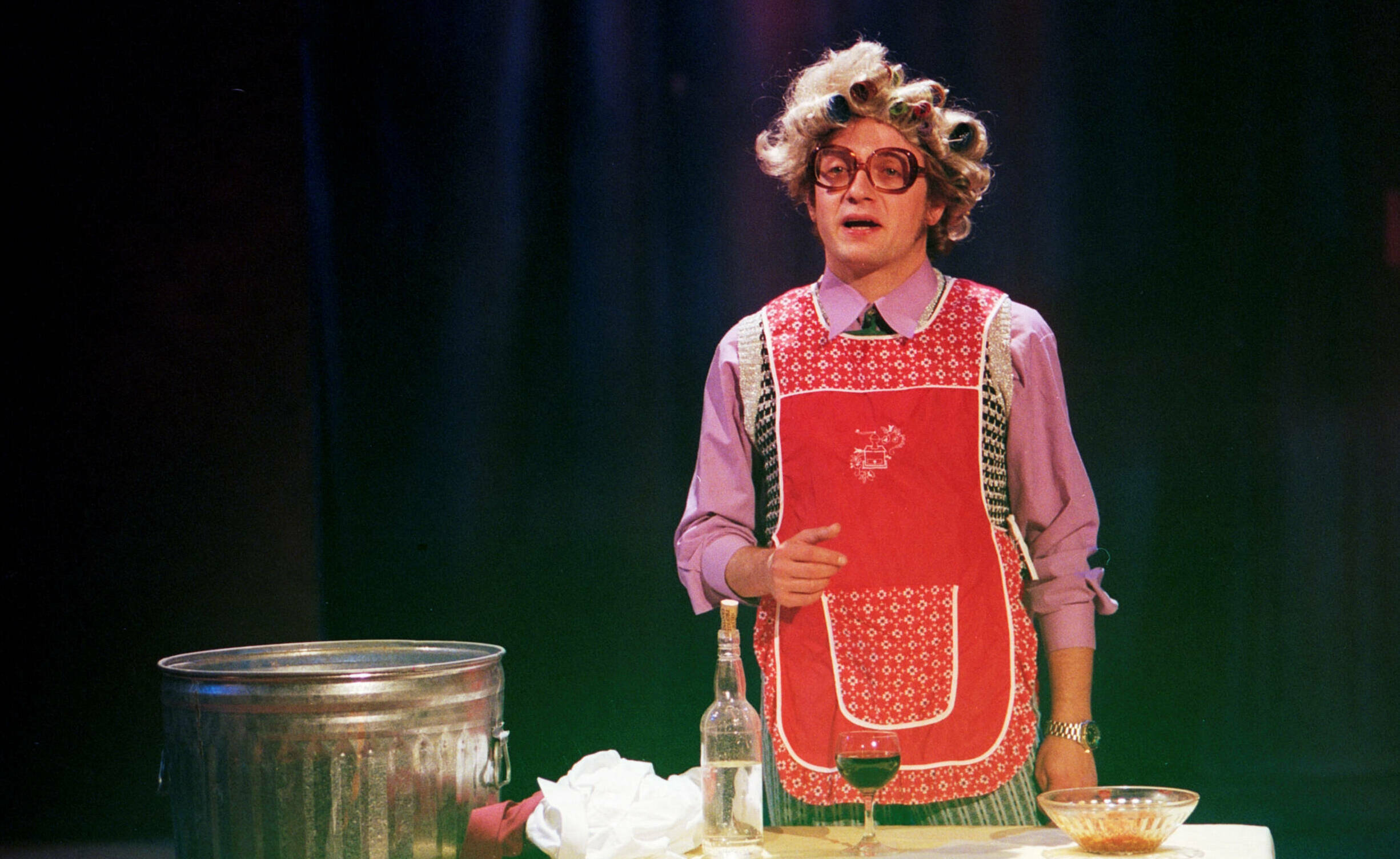 RTL Samstag Nacht, Comedyshow, Deutschland 1993 - 1998, Darsteller: Wigald Boning mit Perücke und Kittelschürze. (Photo ...