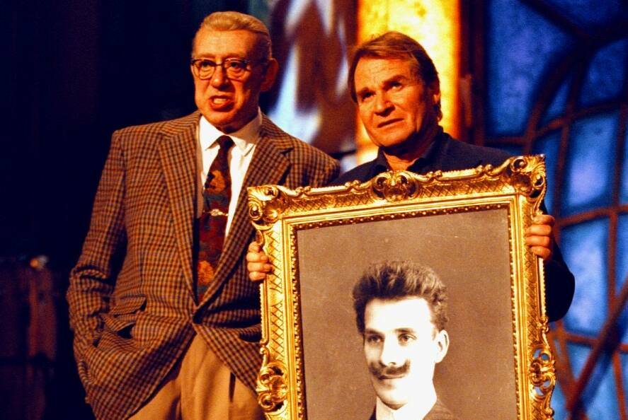 Horst Tappert, Fritz Wepper,;RTL-Comedy-Show "Samstag Nacht", Gemälde,;Bild, Schauspieler, (Photo by Peter Bischoff/Getty...